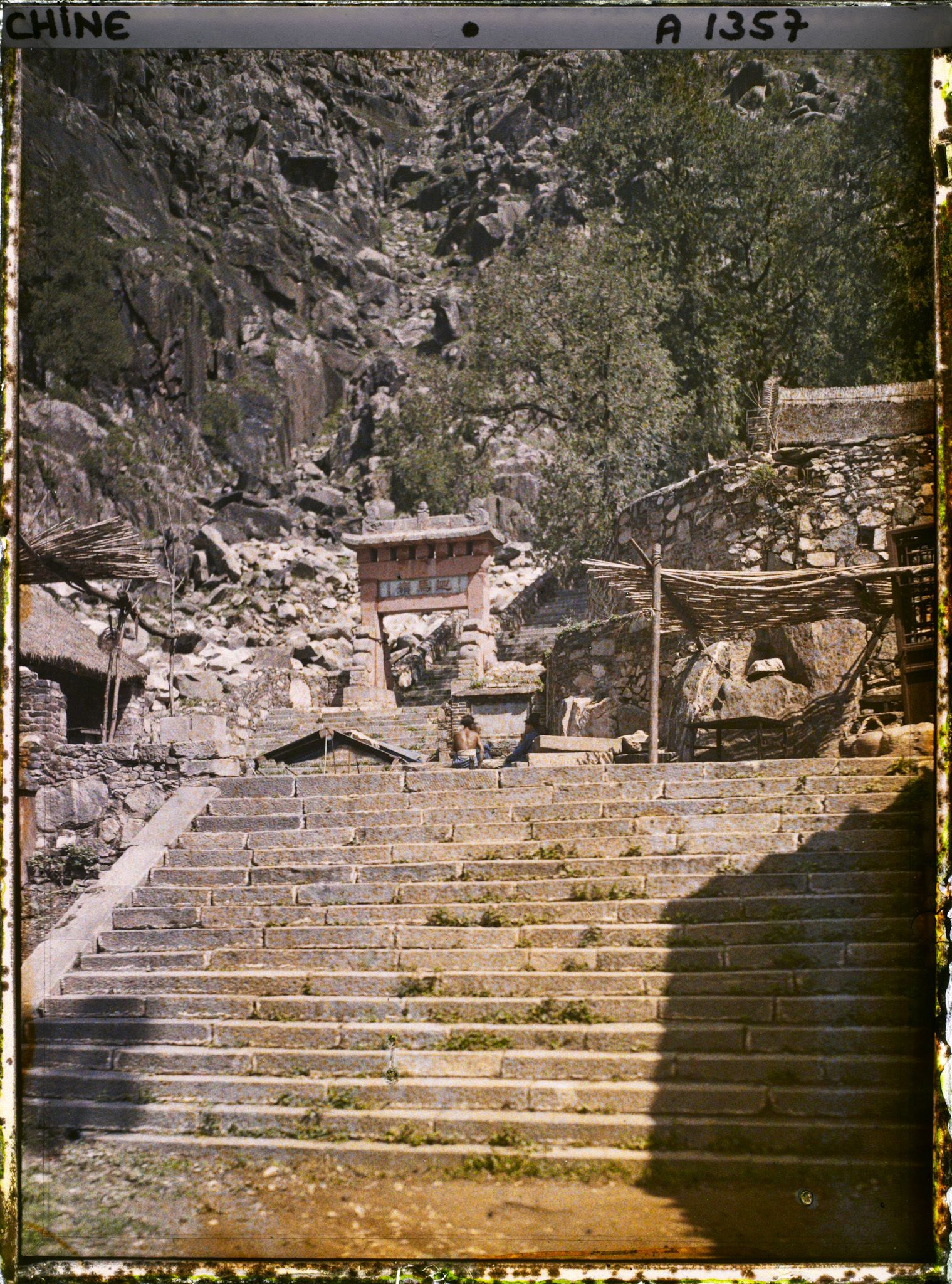 Image représentant Le portique (paifang), derrière Yuanjundian (" salle de la Princesse ")