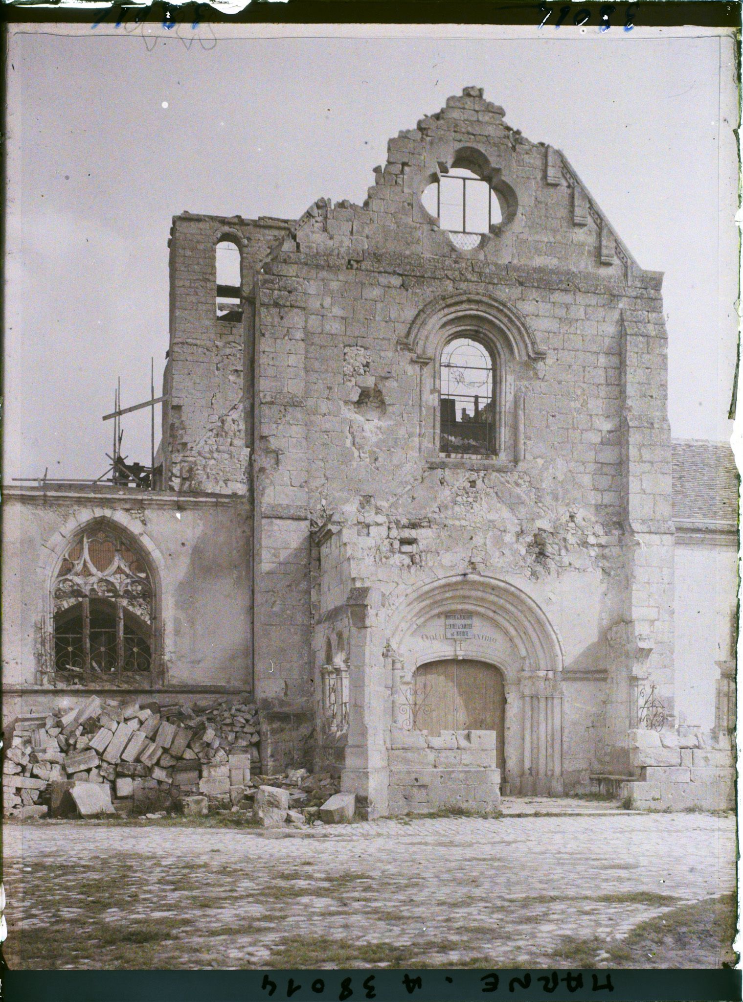 Image représentant France, Fismes, Le porche de l'Eglise