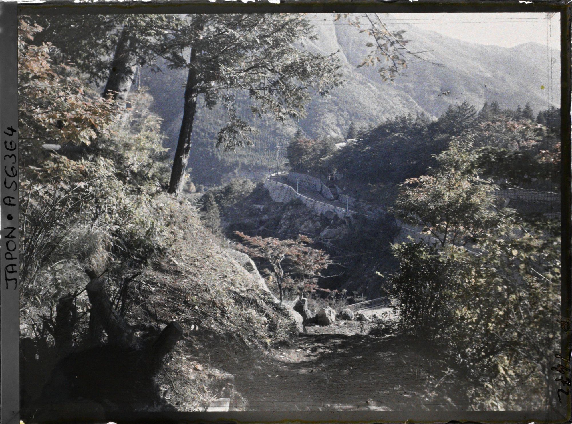 Image représentant Sengen-yama (Mont Sengen) : sentier à flanc de montagne et vue vers la vallée