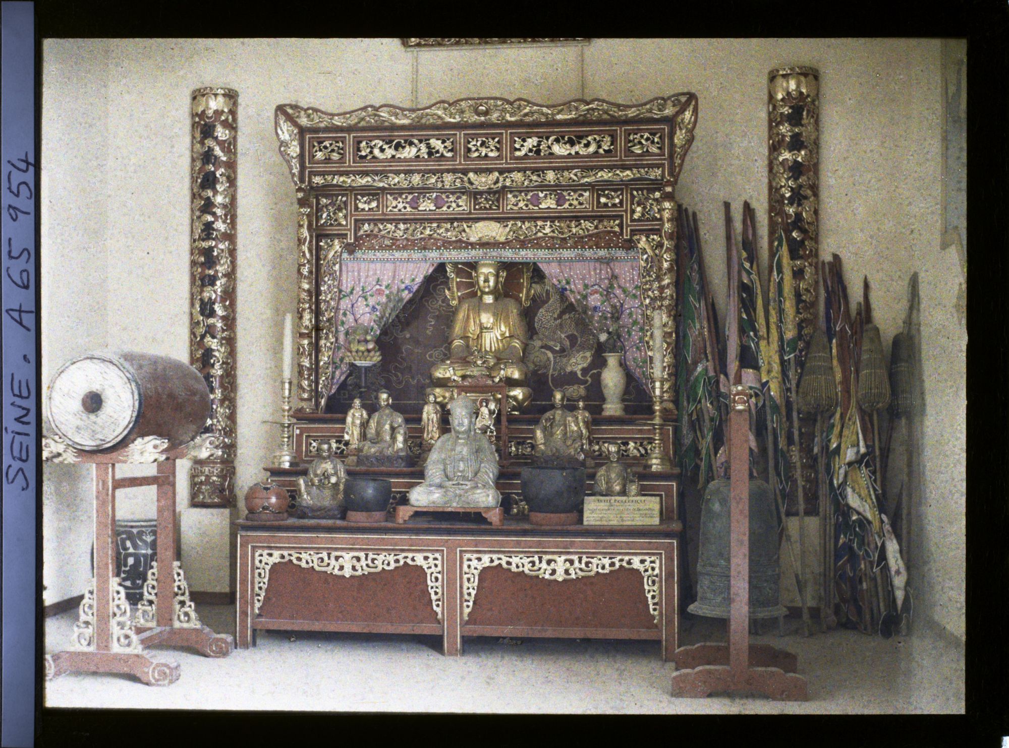 Image représentant L'Exposition Coloniale Internationale de 1931, un autel bouddhique dans le pavillon de la Cochinchine