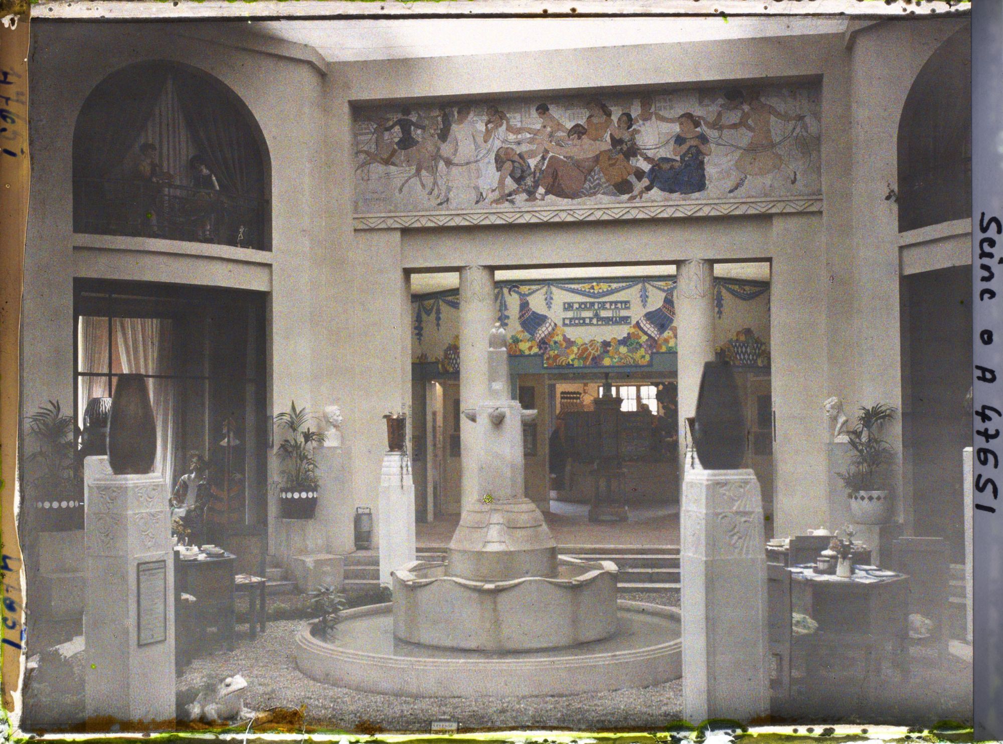 Image représentant L'Exposition des arts décoratifs, Pavillon de la Ville de Paris, la cour-jardin d'un hôtel particulier