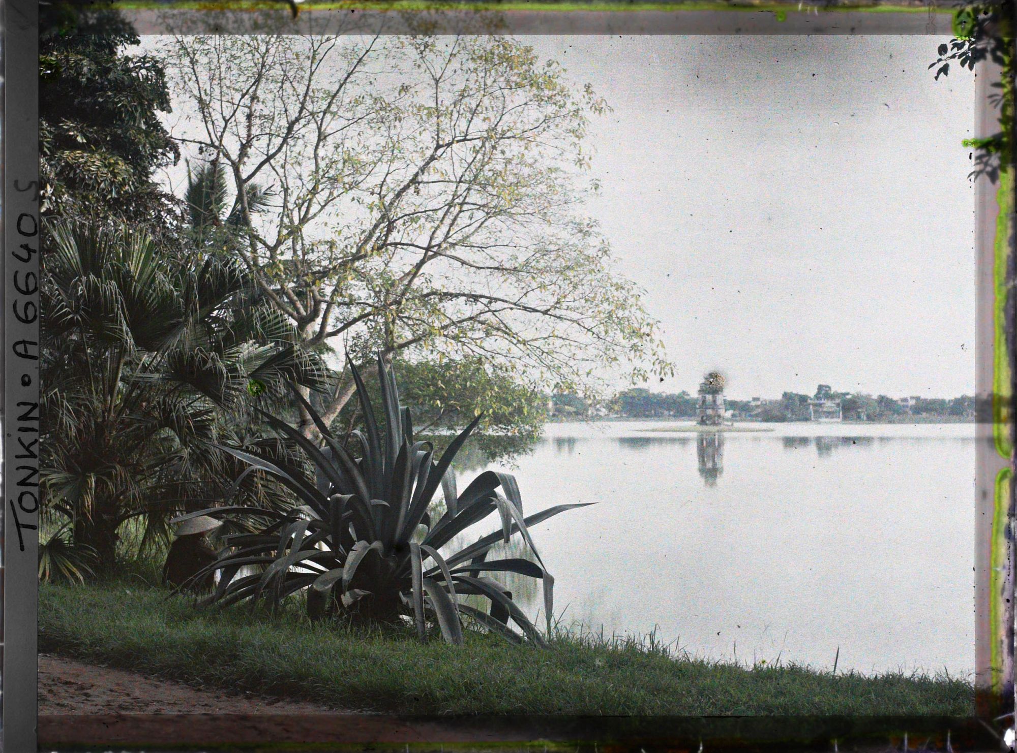 Image représentant Le Petit Lac ou Hoan-kiem-ho ("  Lac de l'épée restituée  "), vu de la rue Paul Bert, vers le pagodon octogonal appelé "  Stûpa de l'île de la Tortue  "