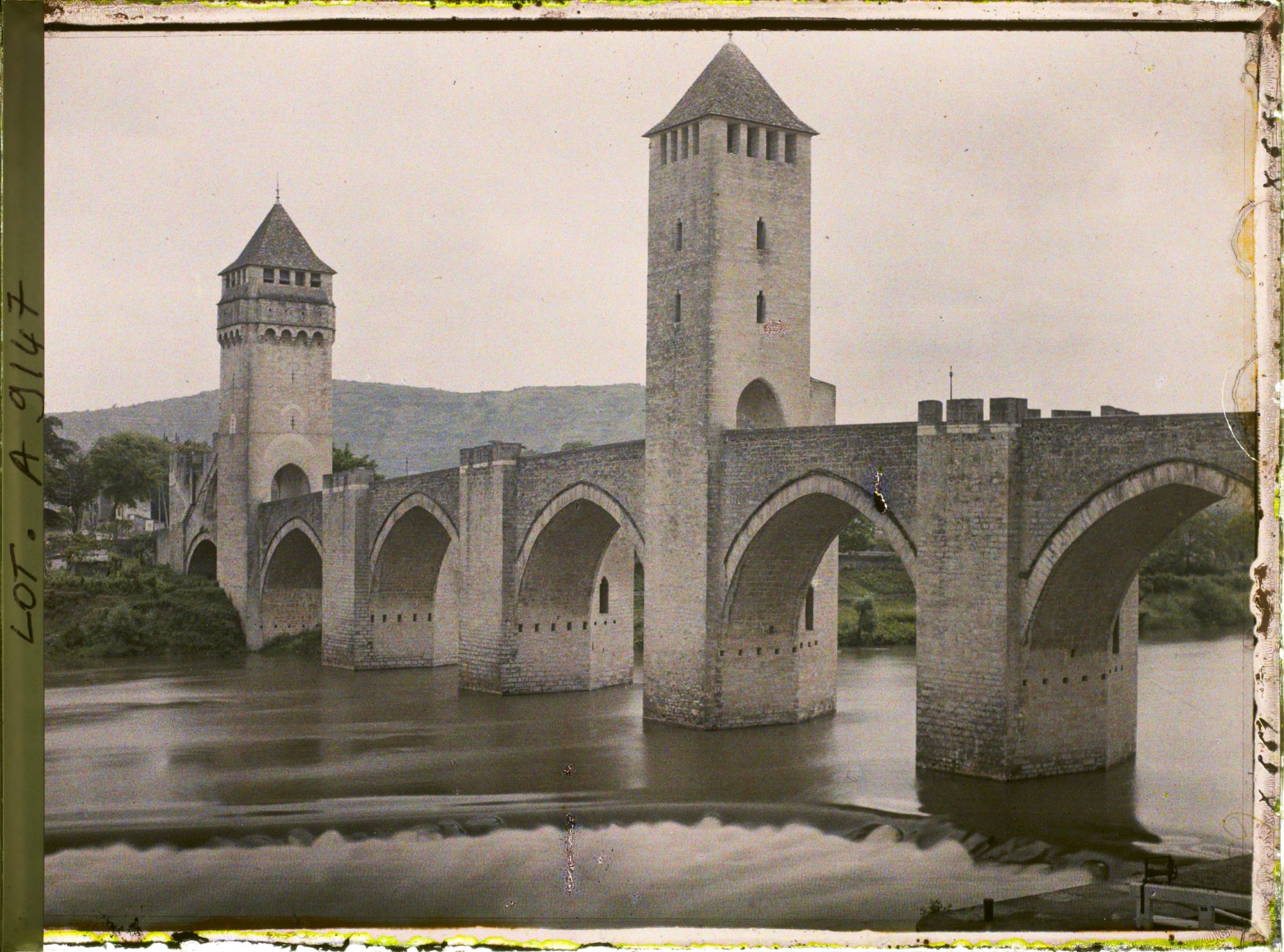 Image représentant France, Cahors, Le pont Valentré pris en aval vers la Ville