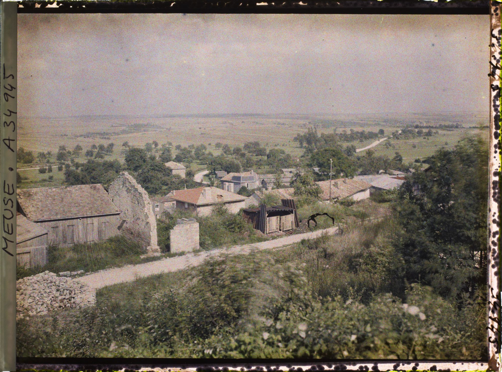 Image représentant France, Clermont en Argonne, Est de Clermont : au fond, la route de Verdun et le Clocher de Veuzeville
