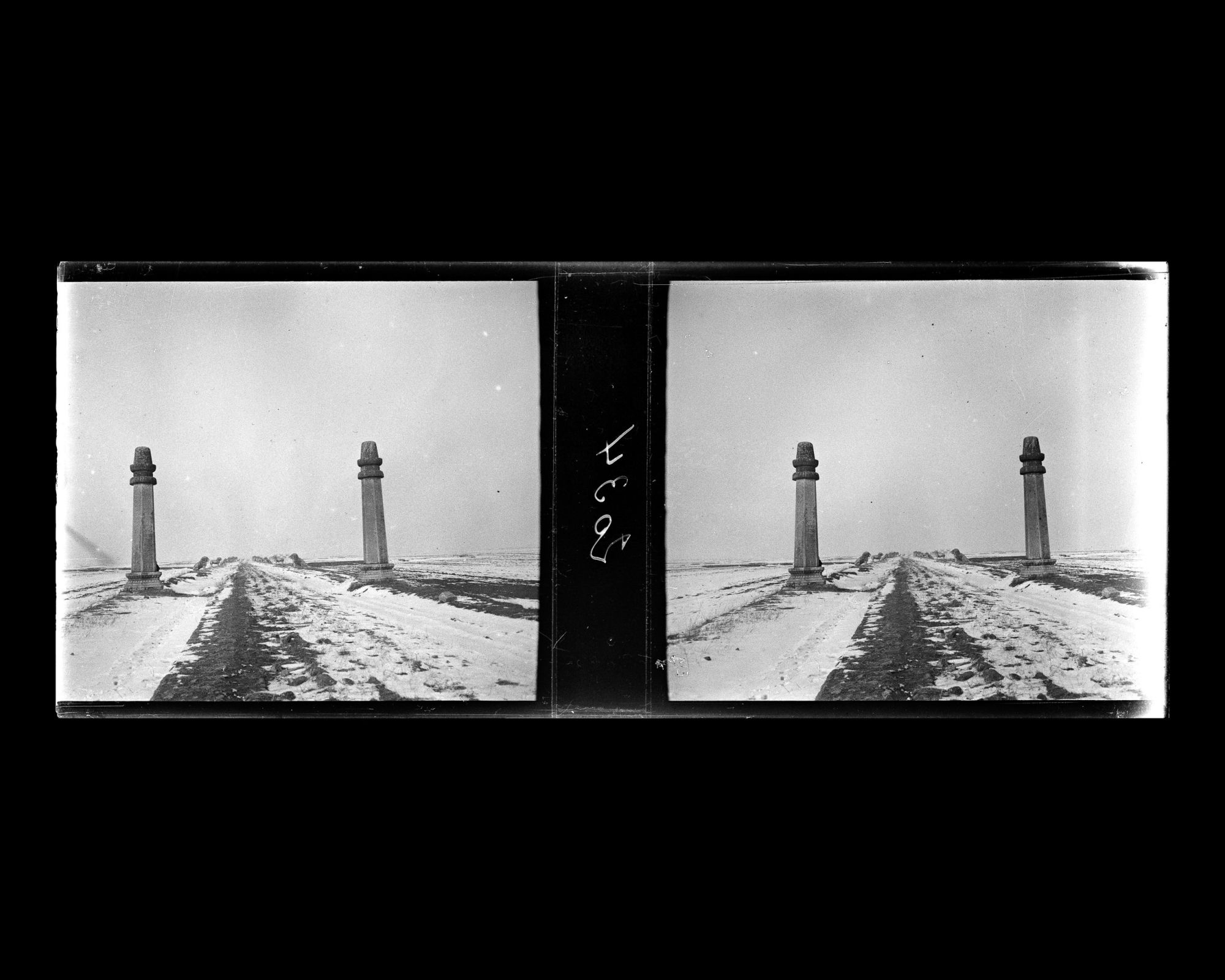 Image représentant Ming Shisanling ("Treize Tombeaux des Ming"). Les deux "colonnes d'où l'on voit au loin" (wangzhu), à 250 m au nord du Beiting ("pavillon de la Stèle")