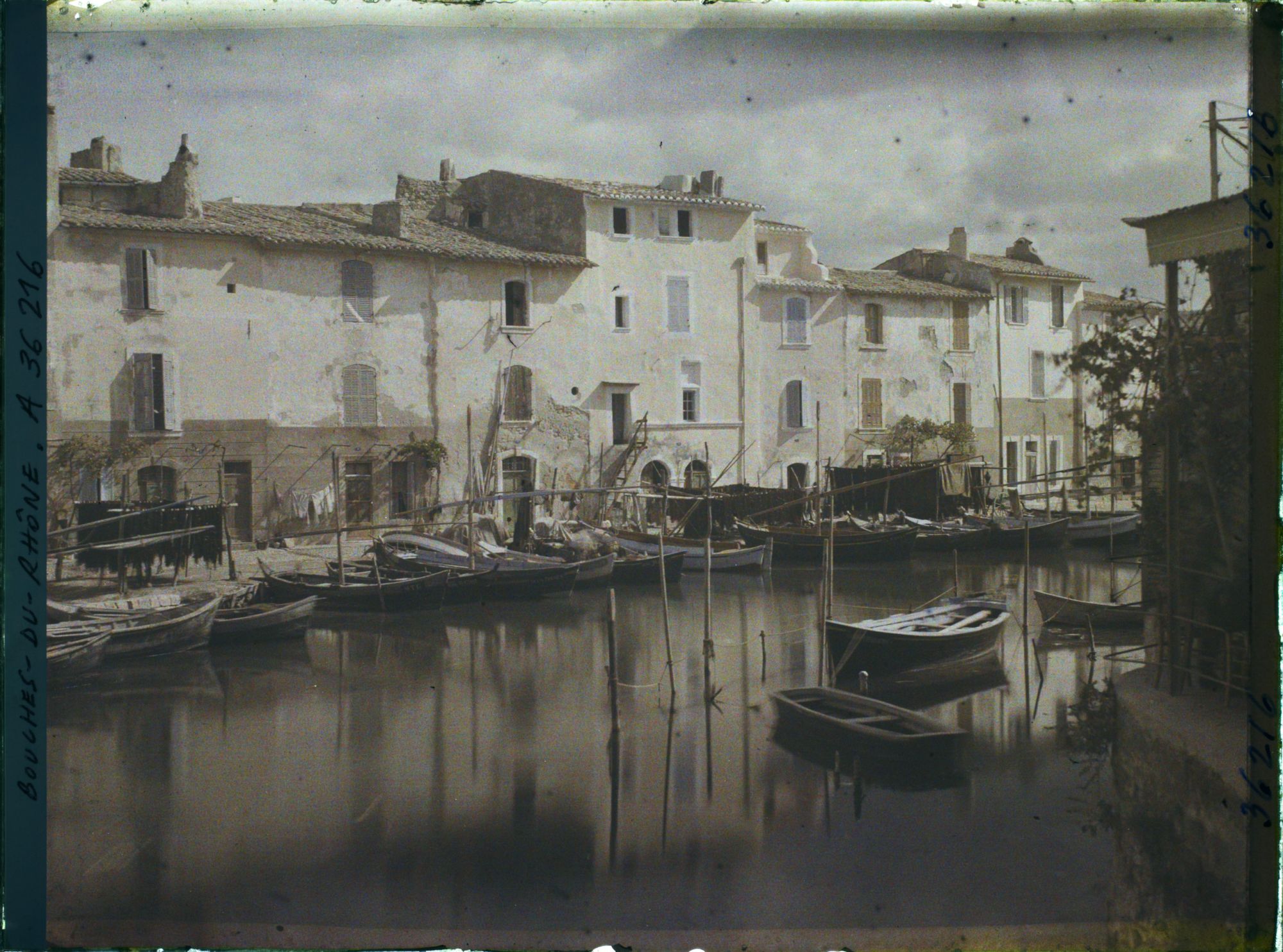 Image représentant Des tartanes dans le quartier des pêcheurs, quai Brescon