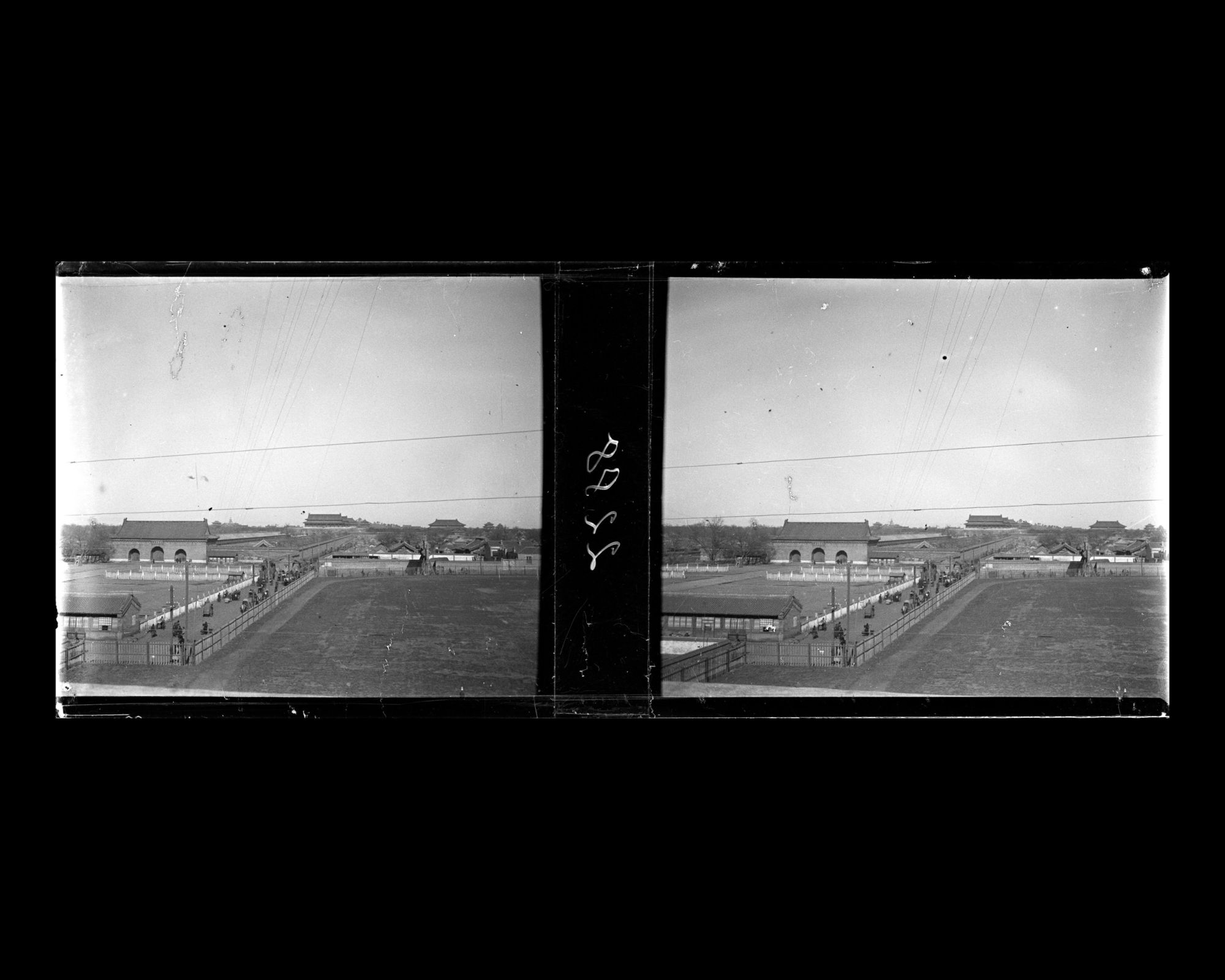 Image représentant Hubujie ("rue du Ministère des Finances") et les toitures des portes du palais impérial, vue prise depuis le mur d'enceinte de la ville tartare