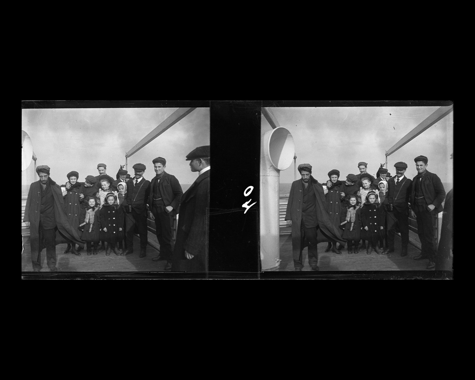 Image représentant Groupe de passagers de 2emes classes posant pour le photographe