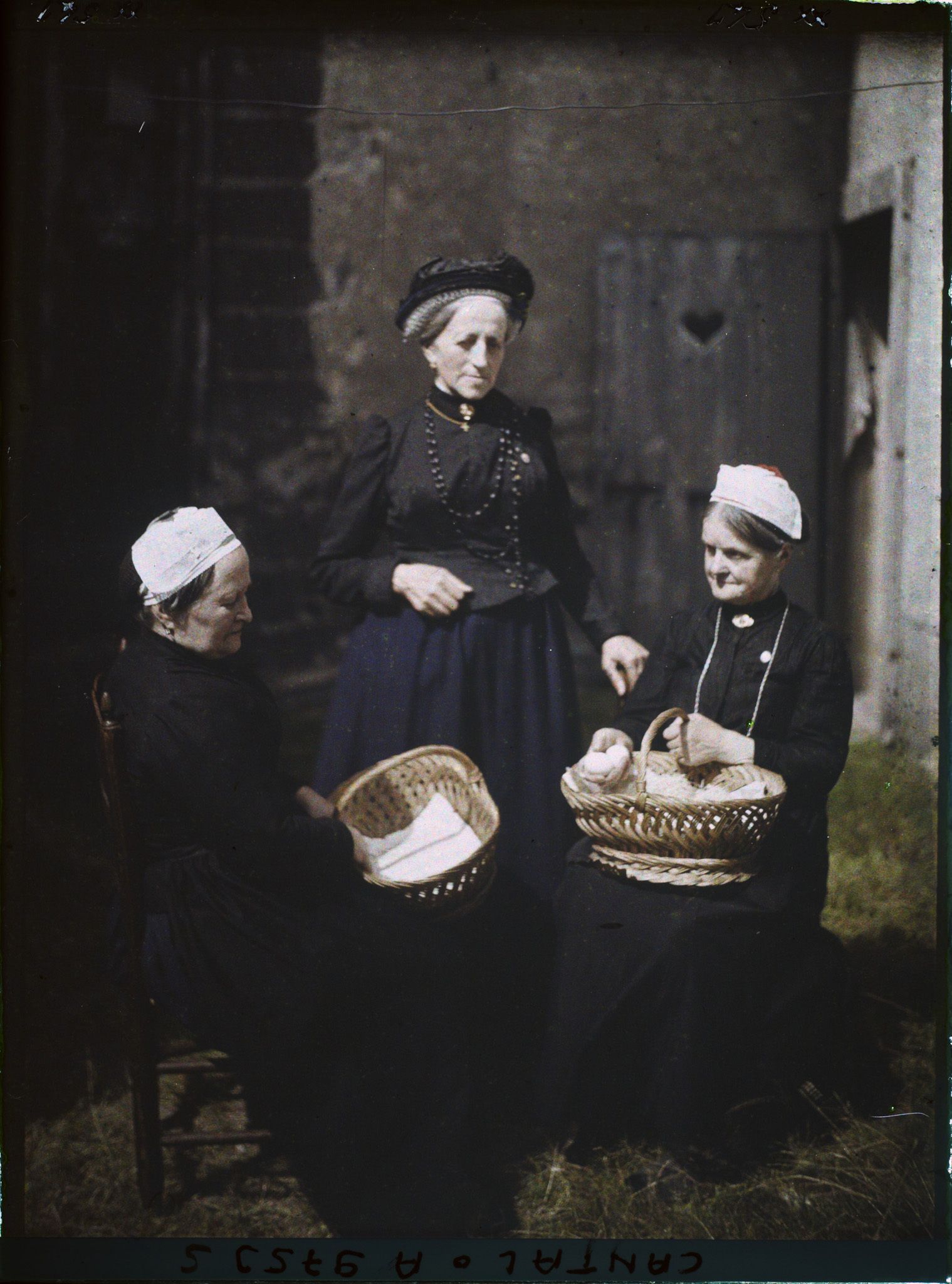 Image représentant Catherine, Julienne et Mademoiselle Maria Bérand avec la coiffe et le chapeau de Saint-Flour