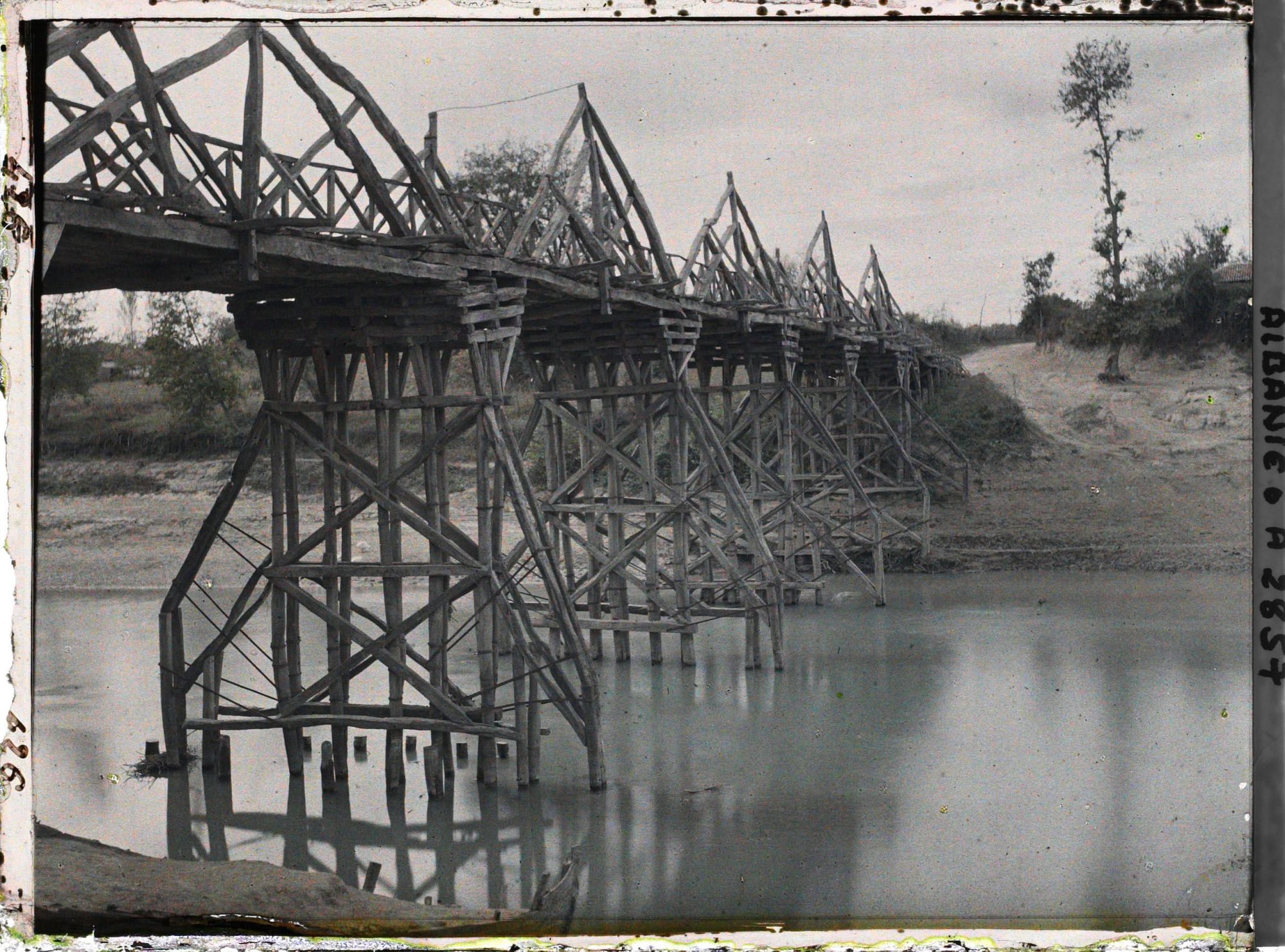 Image représentant Pont de bois sur le fleuve Erzen