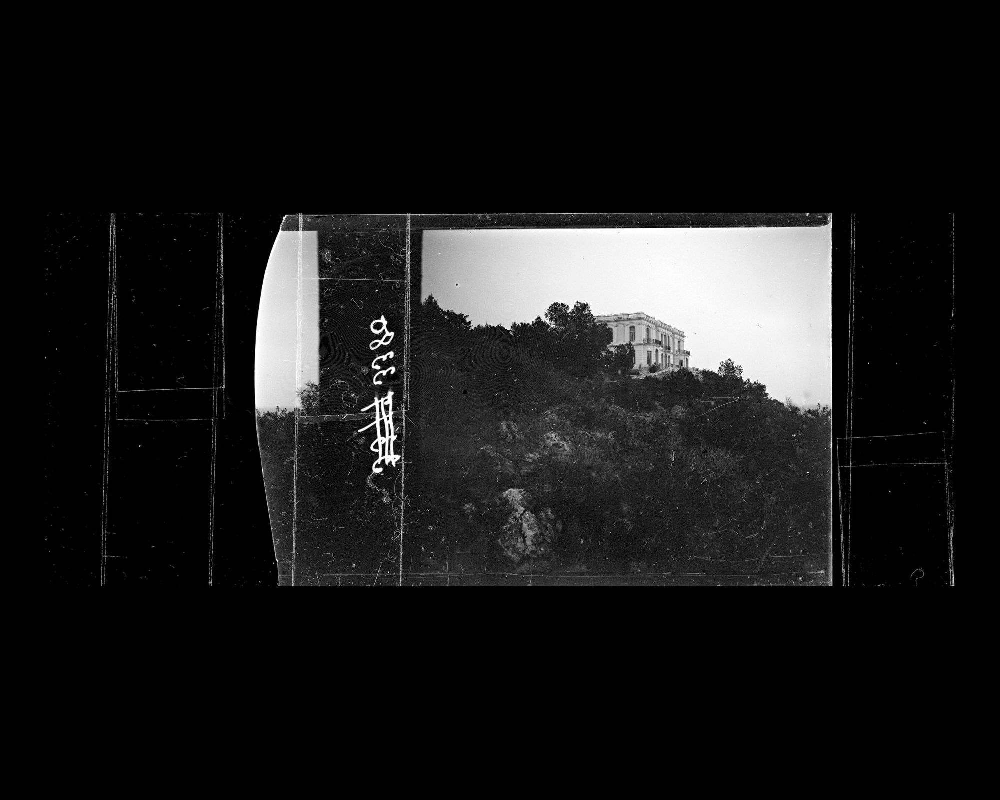 Image représentant La villa Kahn vue depuis le chemin côtier en contrebas du jardin