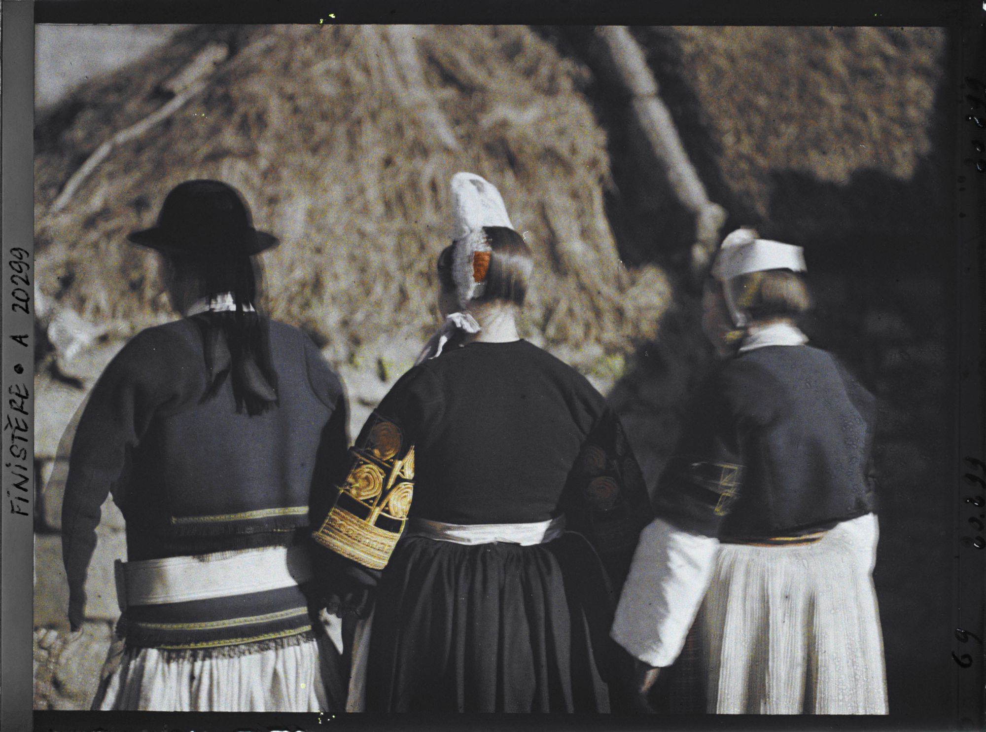 Image représentant Habitants de Penmarch en costume traditionnel bigouden