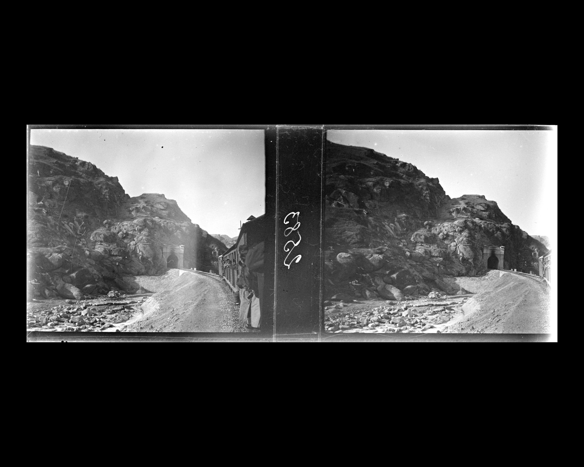 Image représentant Le train sur la voie ferrée qui coupe le lit du cours d'eau asséché avant d'entrer dans le tunnel de Wuguitou