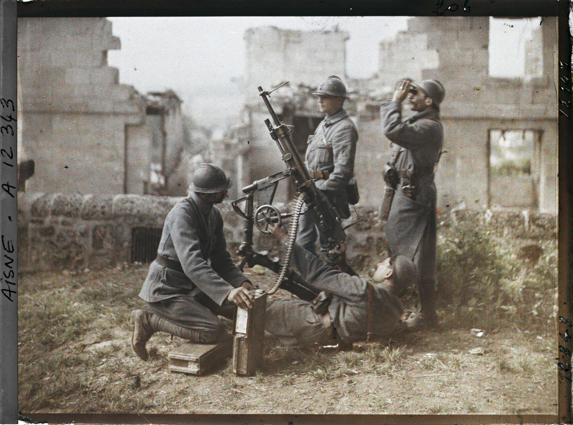 Image représentant Quatre soldats d'une section de mitrailleurs en situation de tir avec une mitrailleuse de type Saint-Etienne