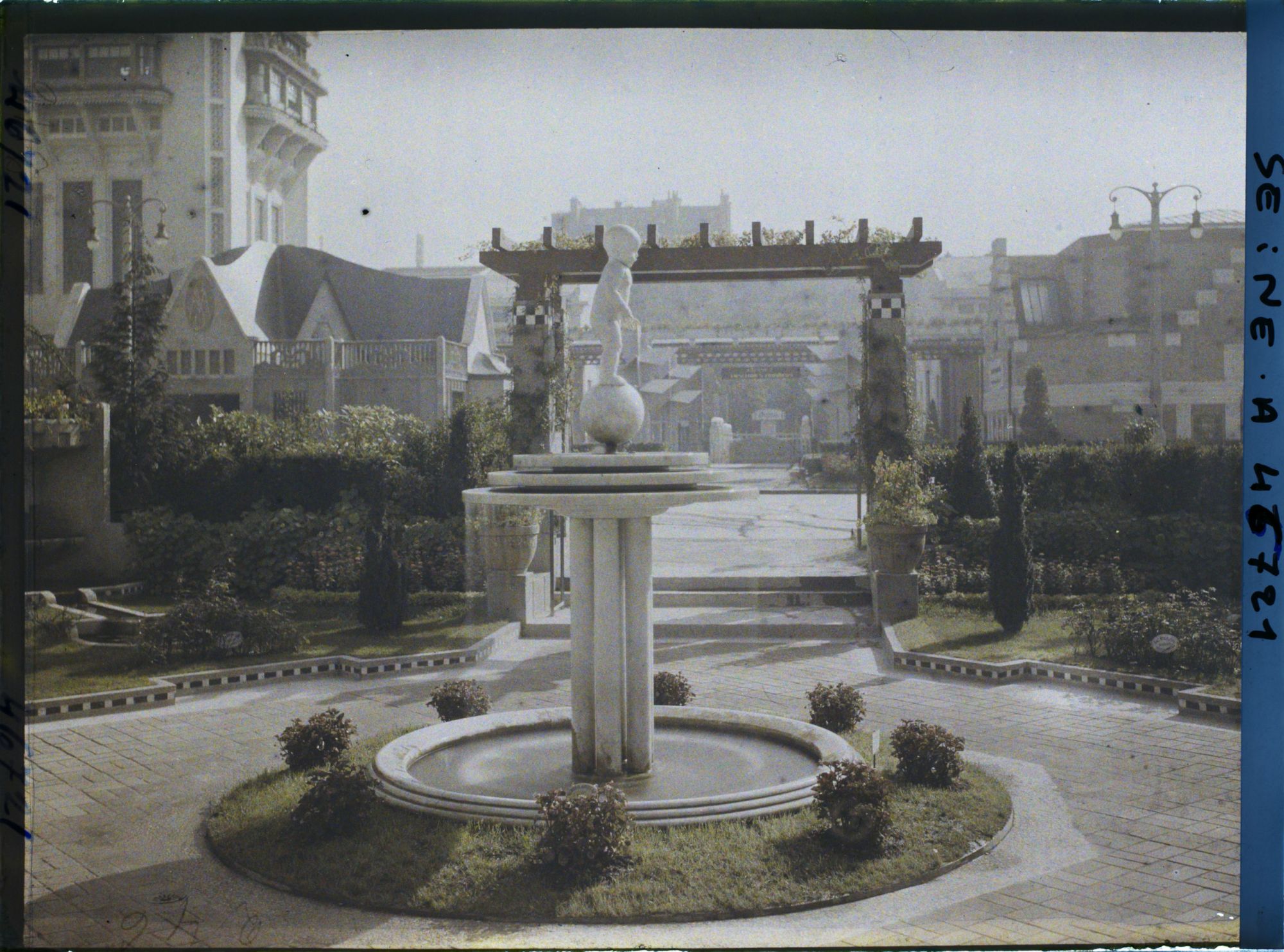 Image représentant L'exposition des arts décoratifs, le jardin du pavillon Ruhlmann, de Vacherot et Riousse