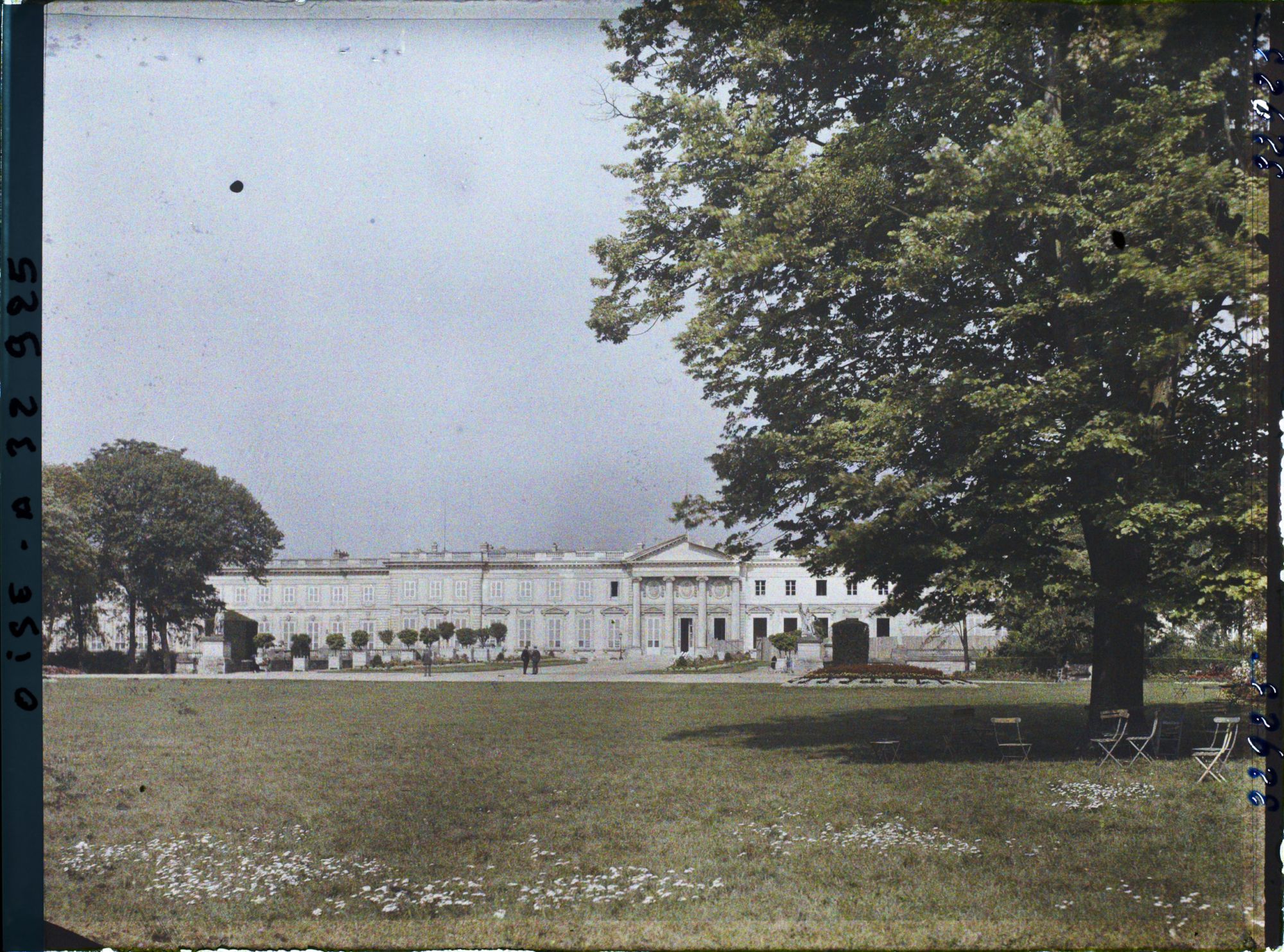 Image représentant France, Compiègne, Façade du Château prise de l'Avenue des Beaux Monts