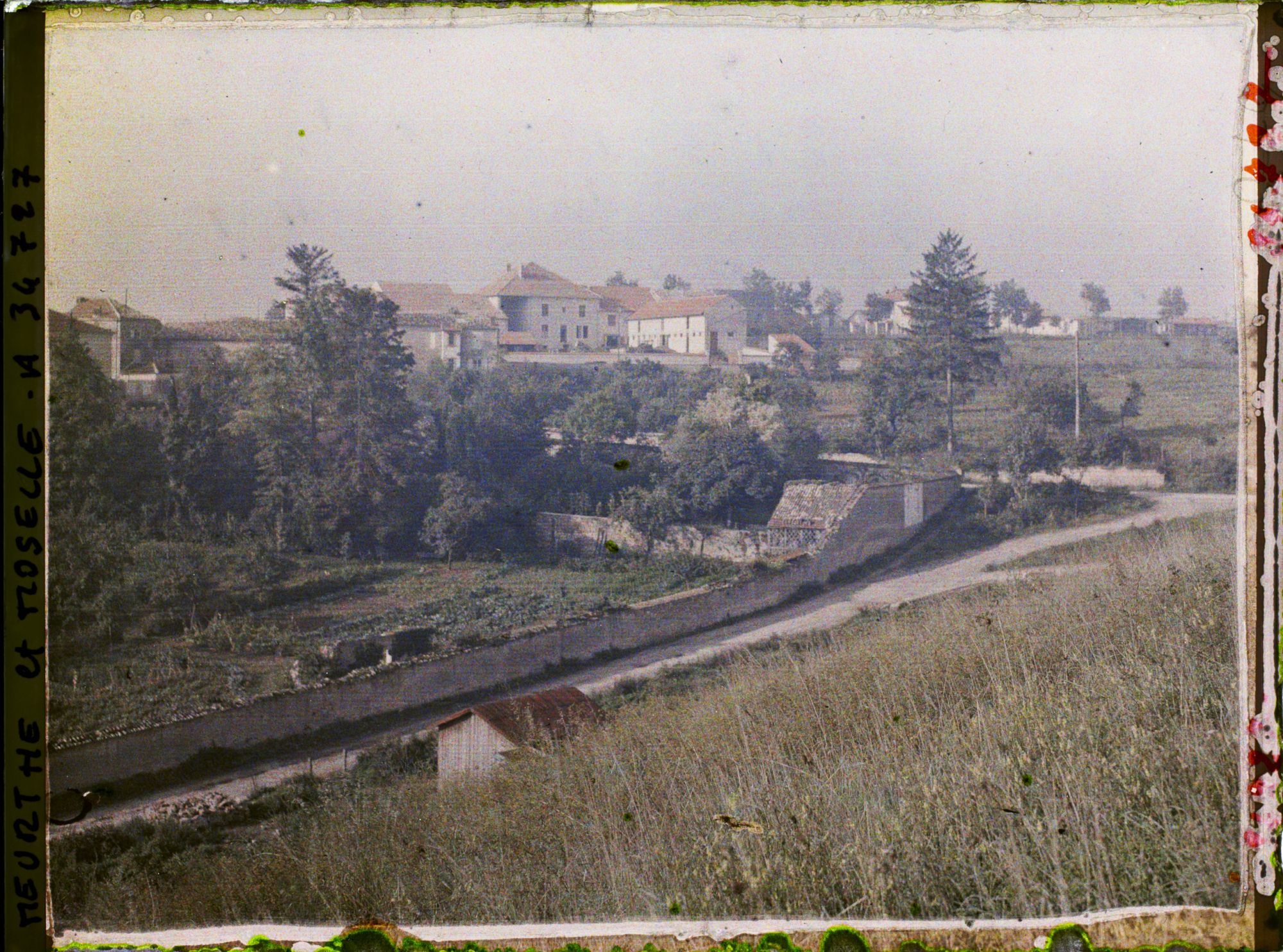 Image représentant France, Thiaucourt, Effet de brume s/ le haut du Village