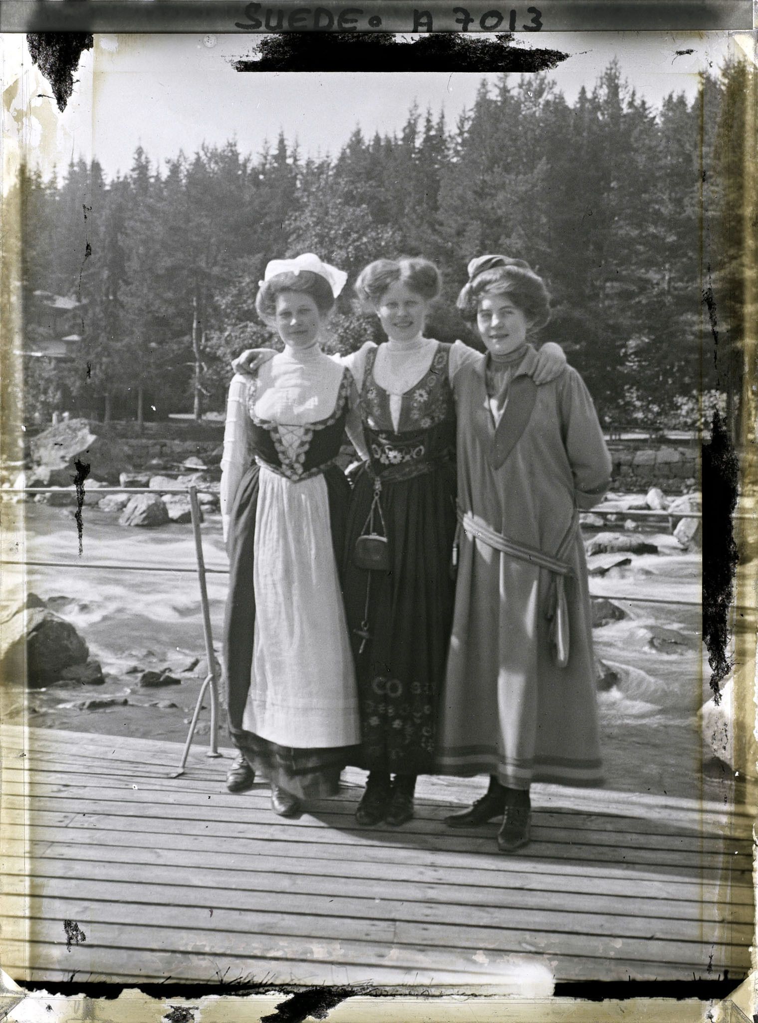Image représentant Trois femmes en costumes folkloriques, inspirés de tenues traditionnelles