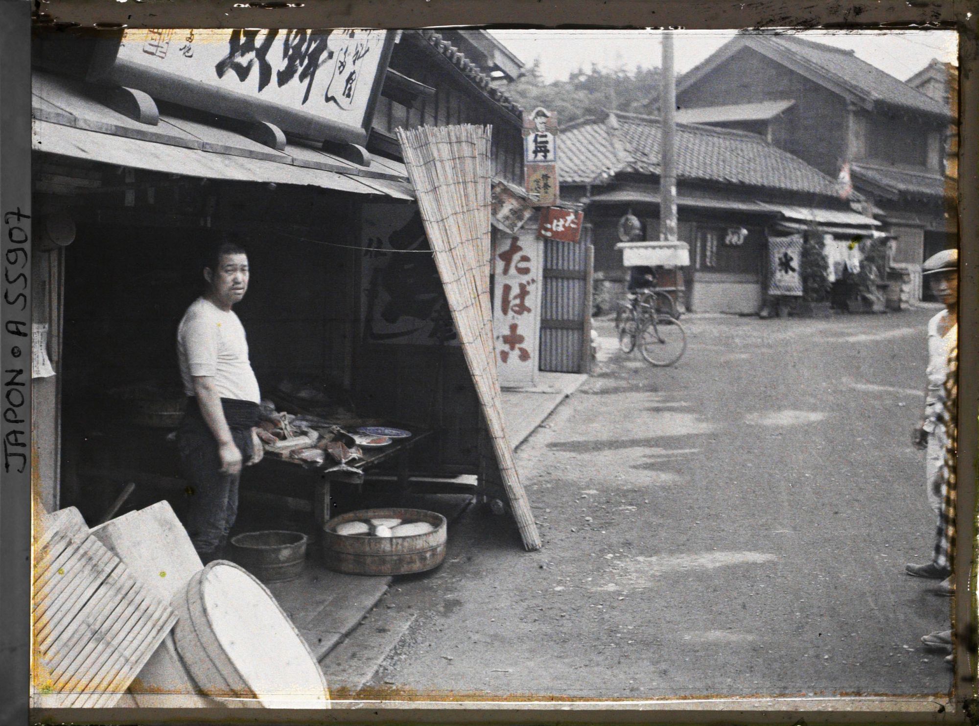 Image représentant Quartier d'Akasaka, marchand de poissons et de tabacs devant sa boutique