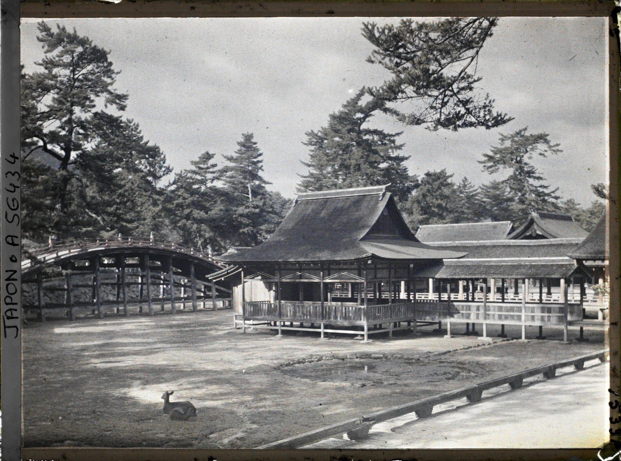 Image représentant Le soribashi (" pont arqué ") et le Tenjin-sha