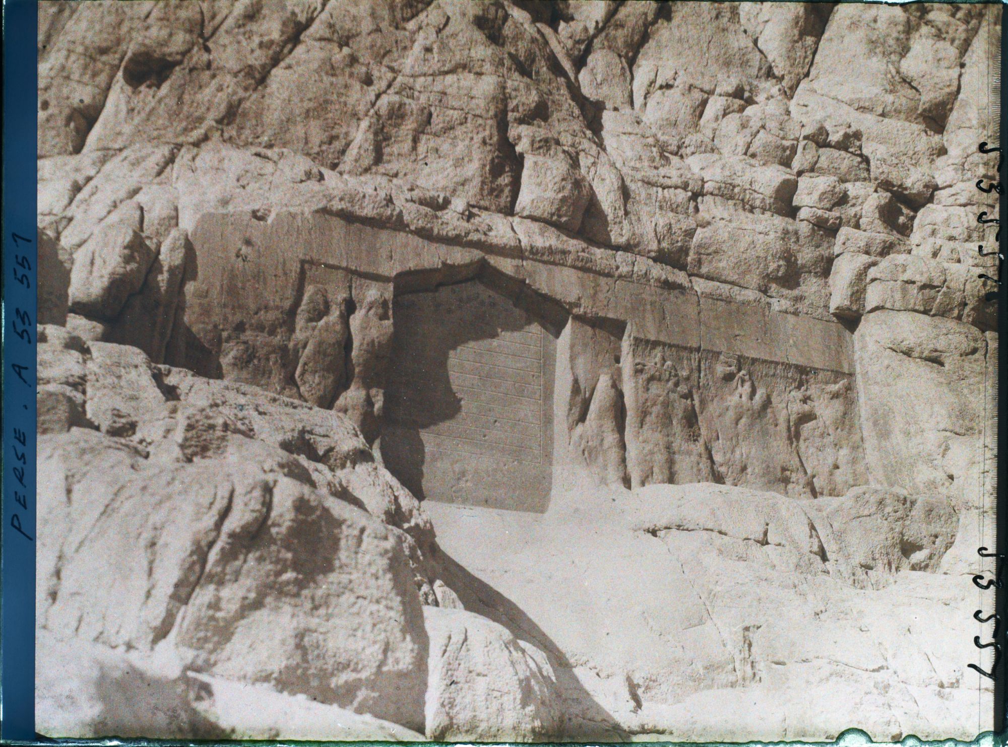 Image représentant Deux bas-reliefs d'époque parthe, celui de gauche est recouvert par une inscription persane (donation du Sheikh Ali Khan Zangana au 17e siècle)