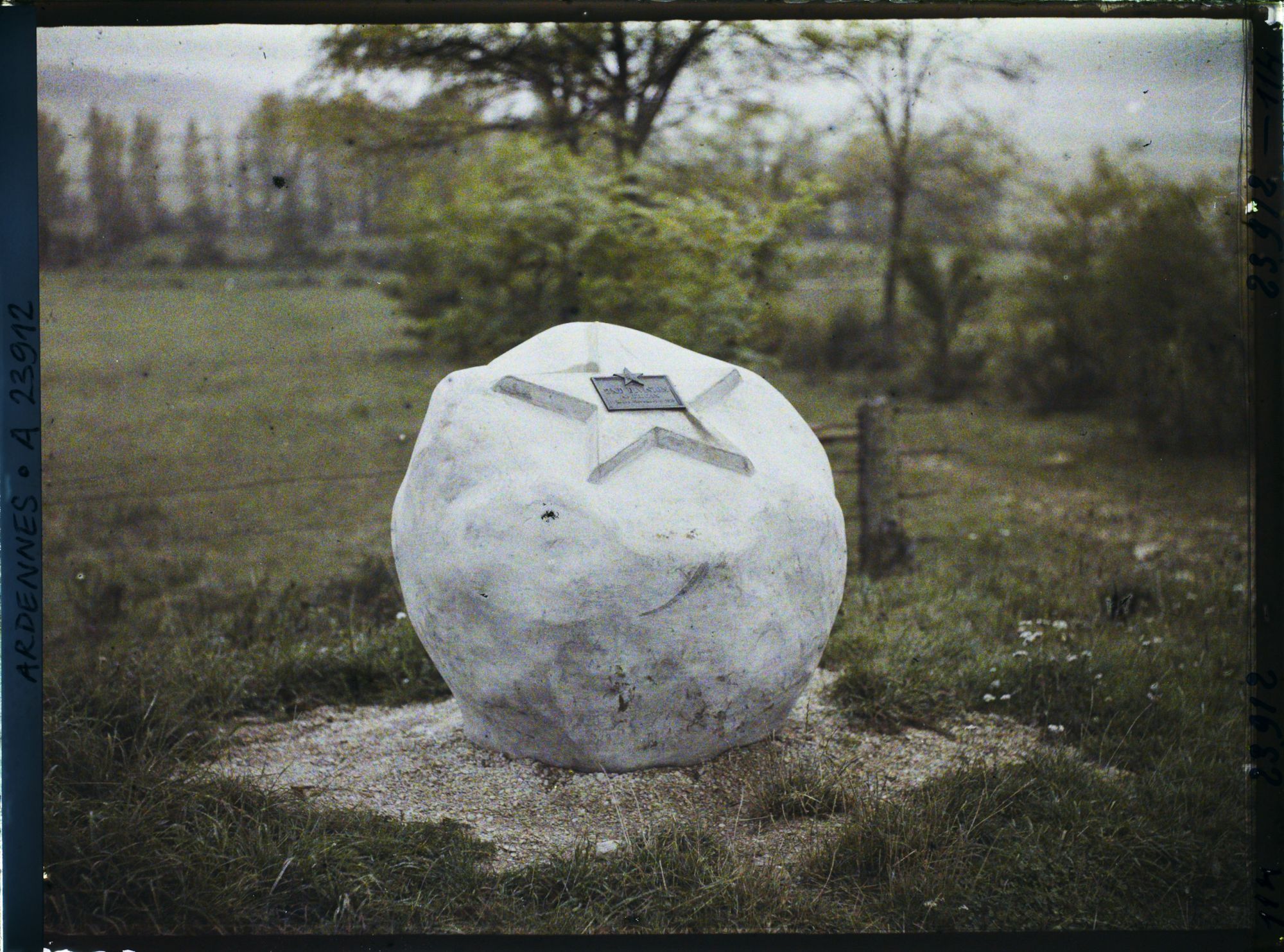 Image représentant Un Boulder américain (rocher commémoratif) situé à un kilomètre au sud-est de Mouzon