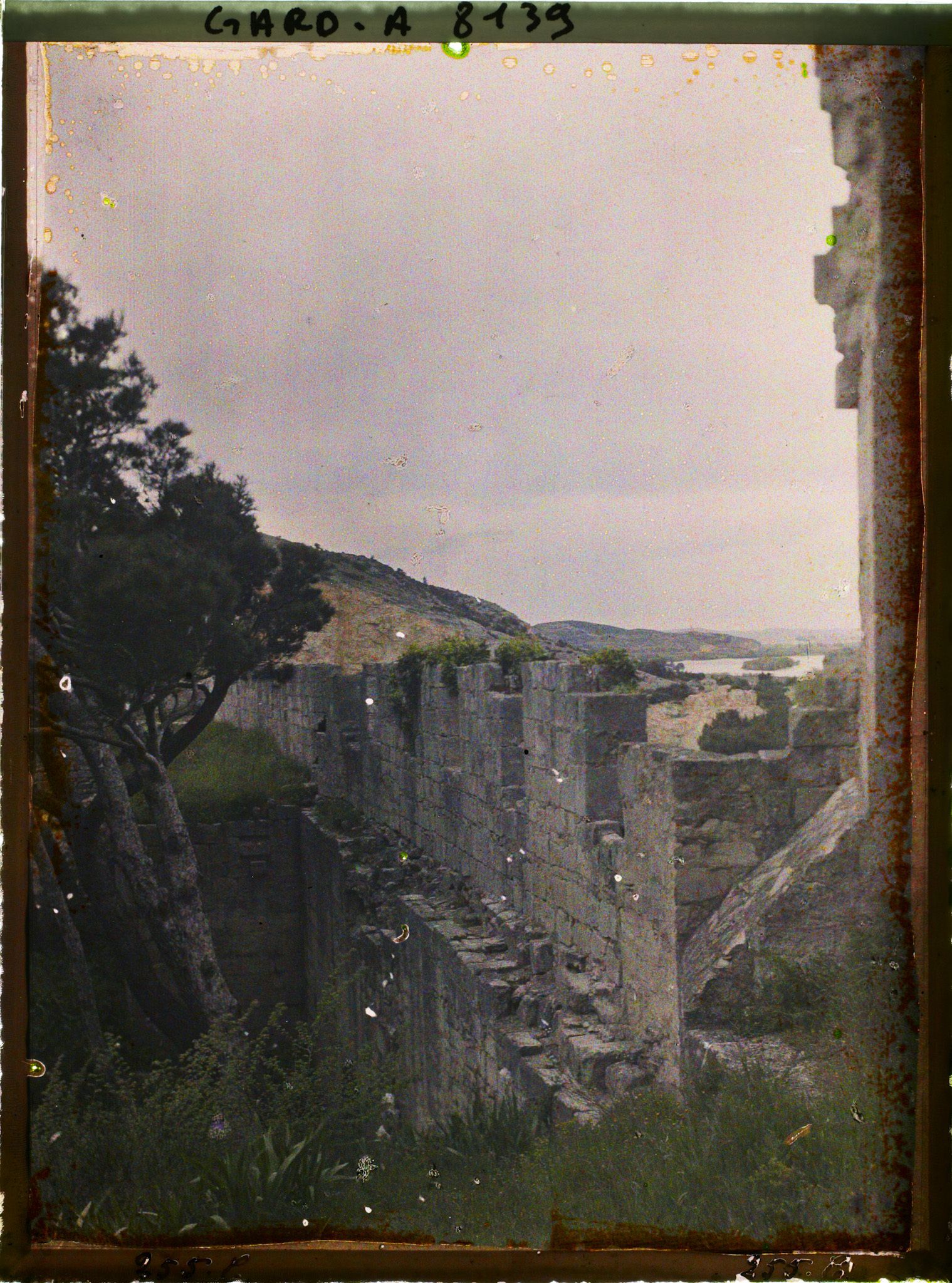 Image représentant Une partie des remparts de la forteresse avec la vue sur le Rhône