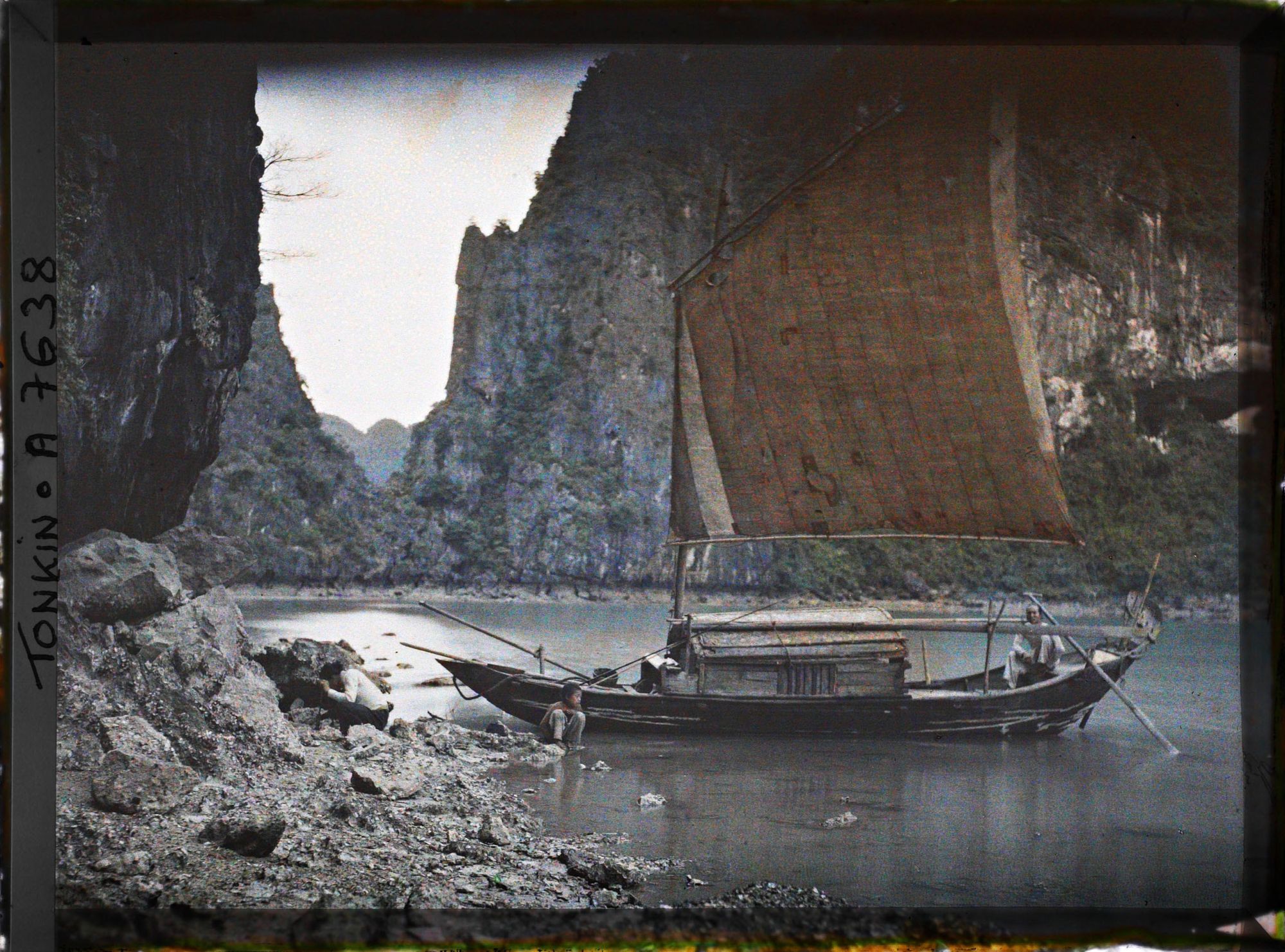 Image représentant Un sampan voile déployée dans le " Groupe de la Surprise "