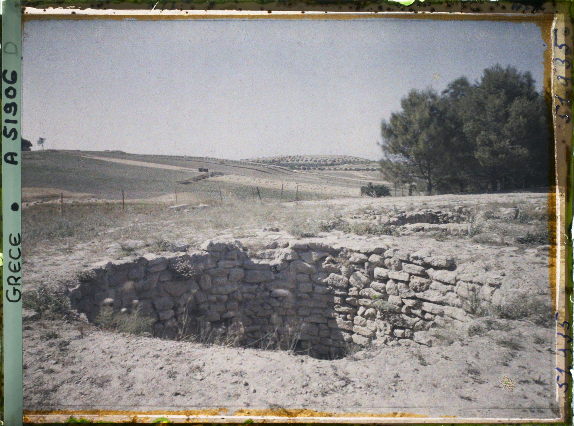 Image représentant Une citerne (près du palais sans doute)
