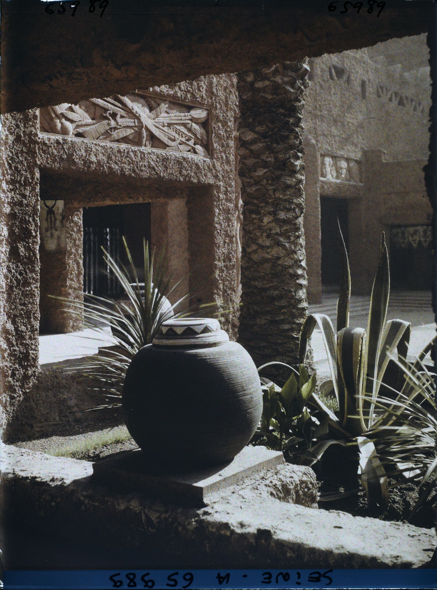 Image représentant L'Exposition Coloniale Internationale de 1931, urne décorative dans la cour du palais de l'A.O.F.