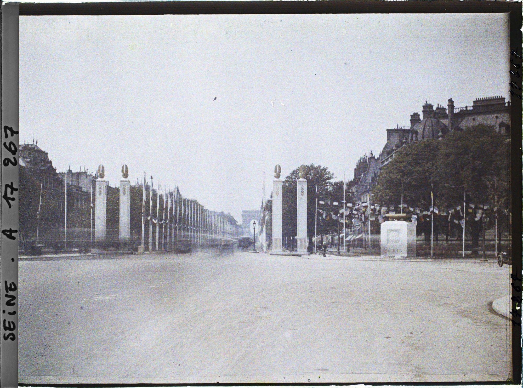 Image représentant Pylônes sur l'avenue des Champs-Elysées décorée pour les fêtes de la Victoire des 13 et 14 juillet