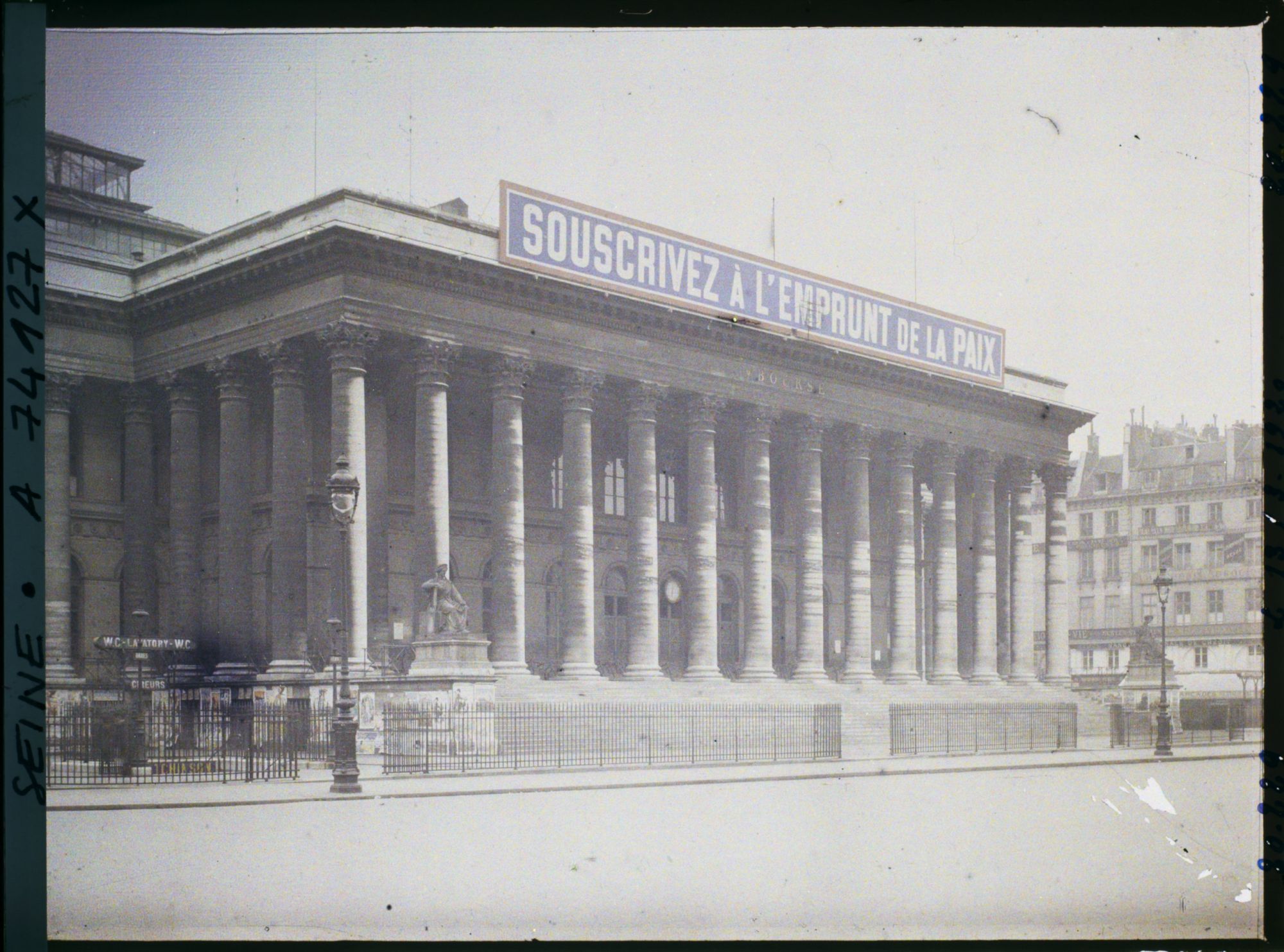 Image représentant L'emprunt national de 1920 à la Bourse de Paris, palais Brongniart