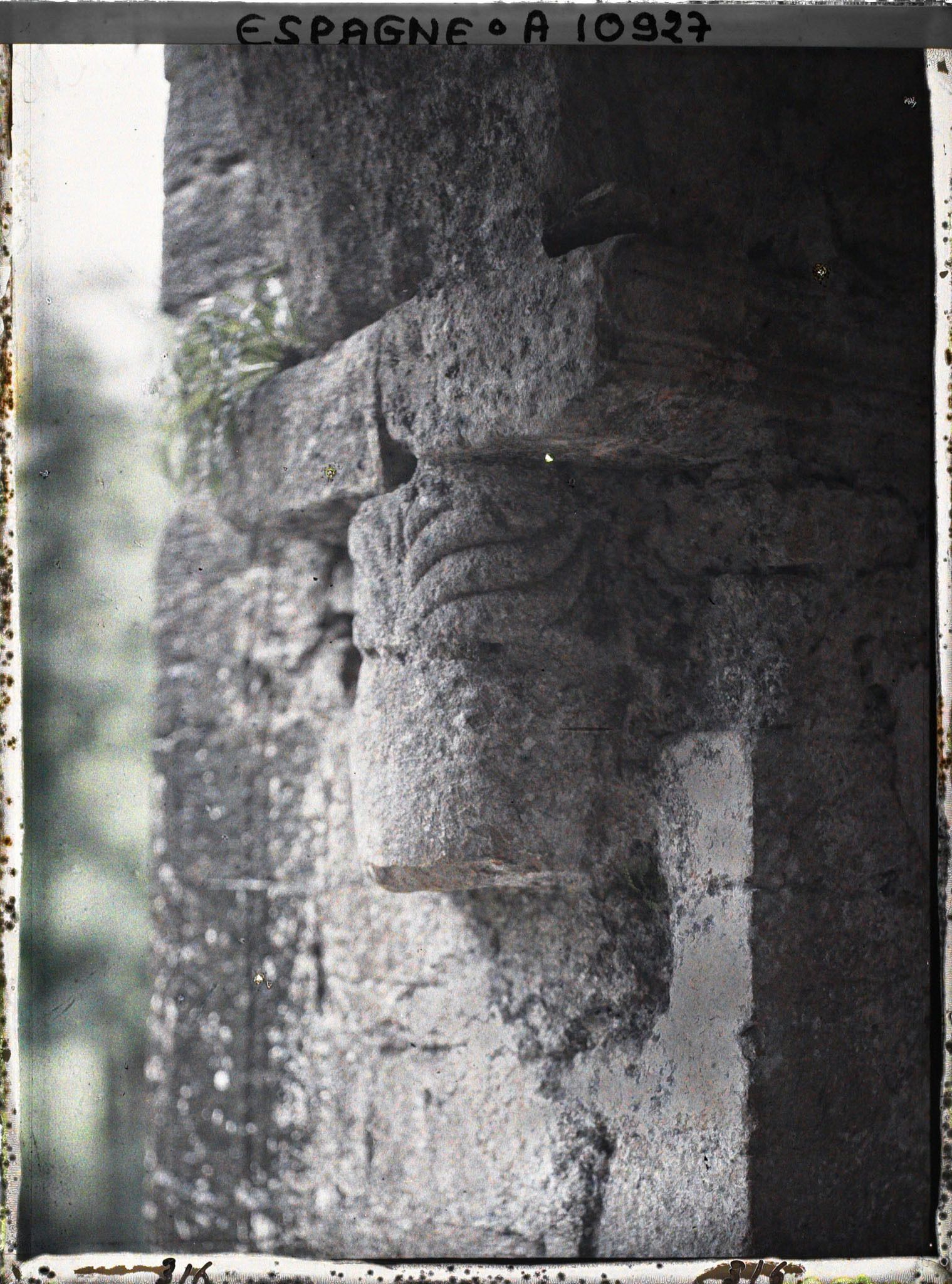 Image représentant Espagne, Près Oviedo, Une des plus vieilles têtes de colonne du porche sans chapiteau à Sta Maria de N.