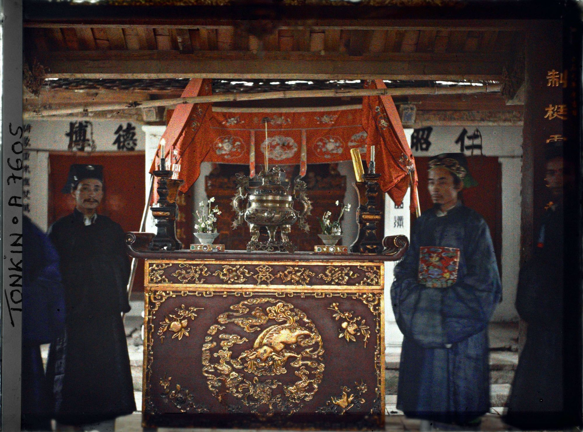 Image représentant Deux officiants autour de l'autel intérieur, au temple Te ky-phuc, lors d'une cérémonie pour demander le bonheur