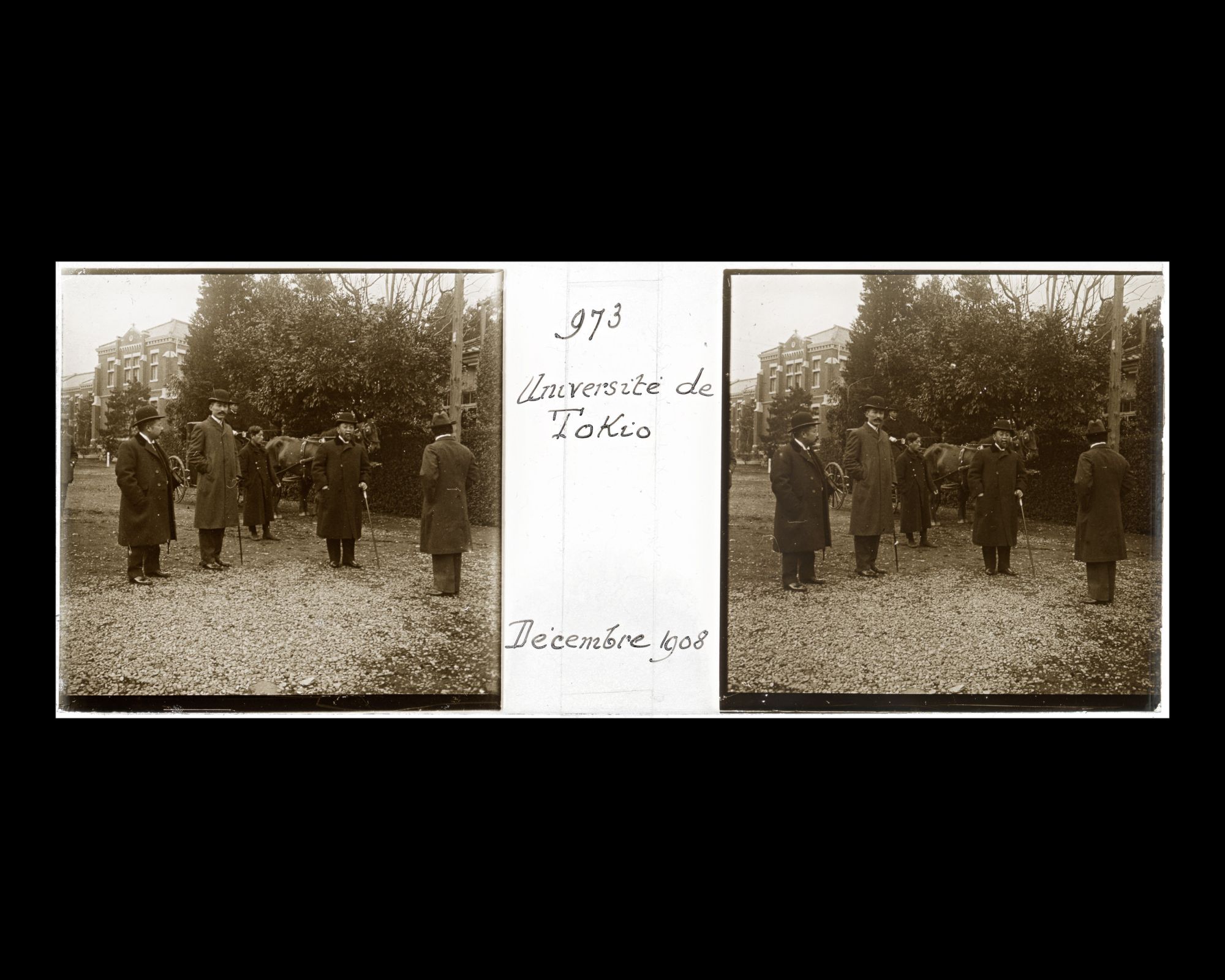 Image représentant Personnalités japonaises (dont probablement Masaharu Anesaki et le baron Ichiro Motono) à l'Université impériale de Tokyo