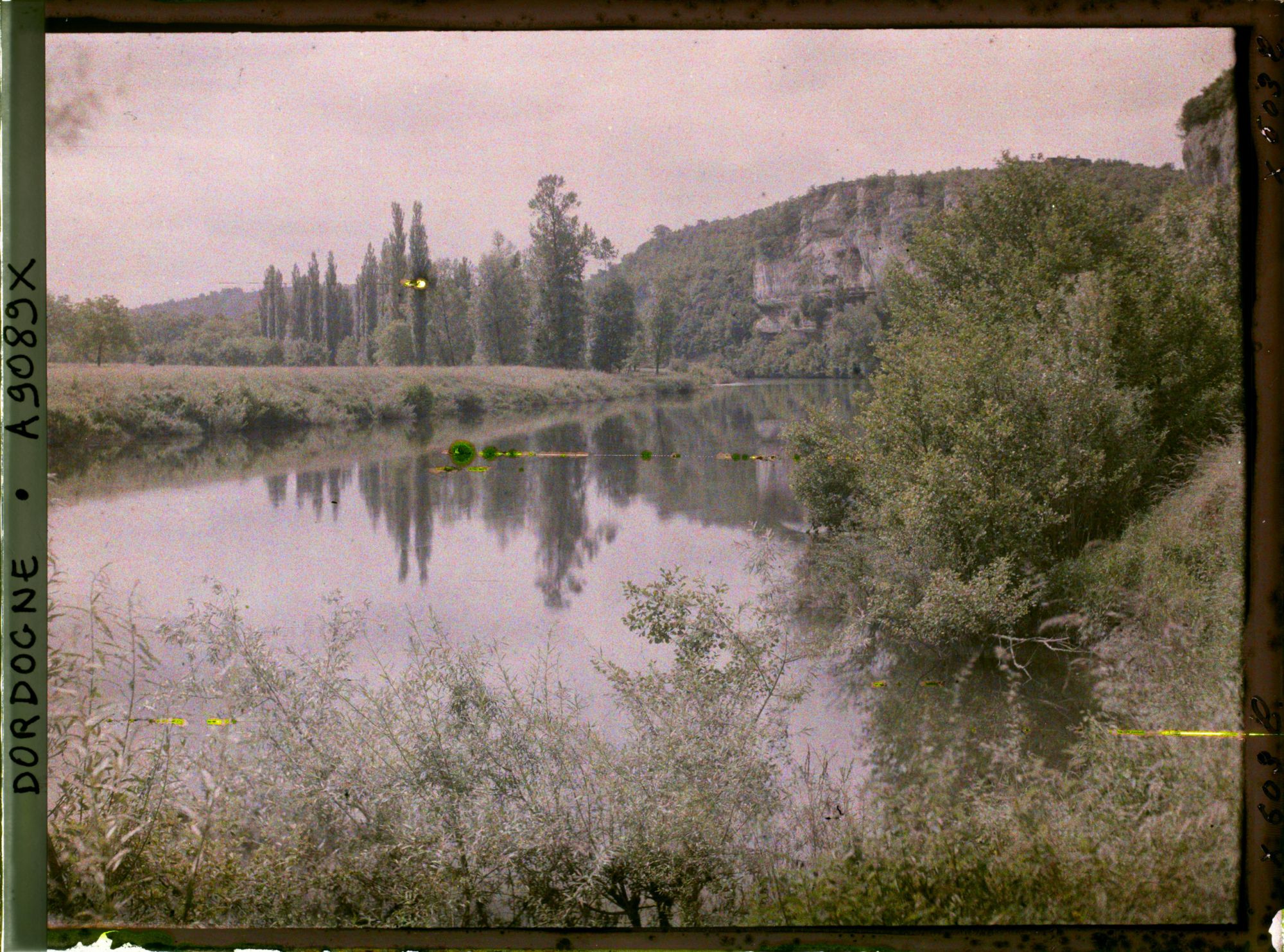 Image représentant France, Vue sur la Gorge d'Enfer avec reflets dans la Vézère