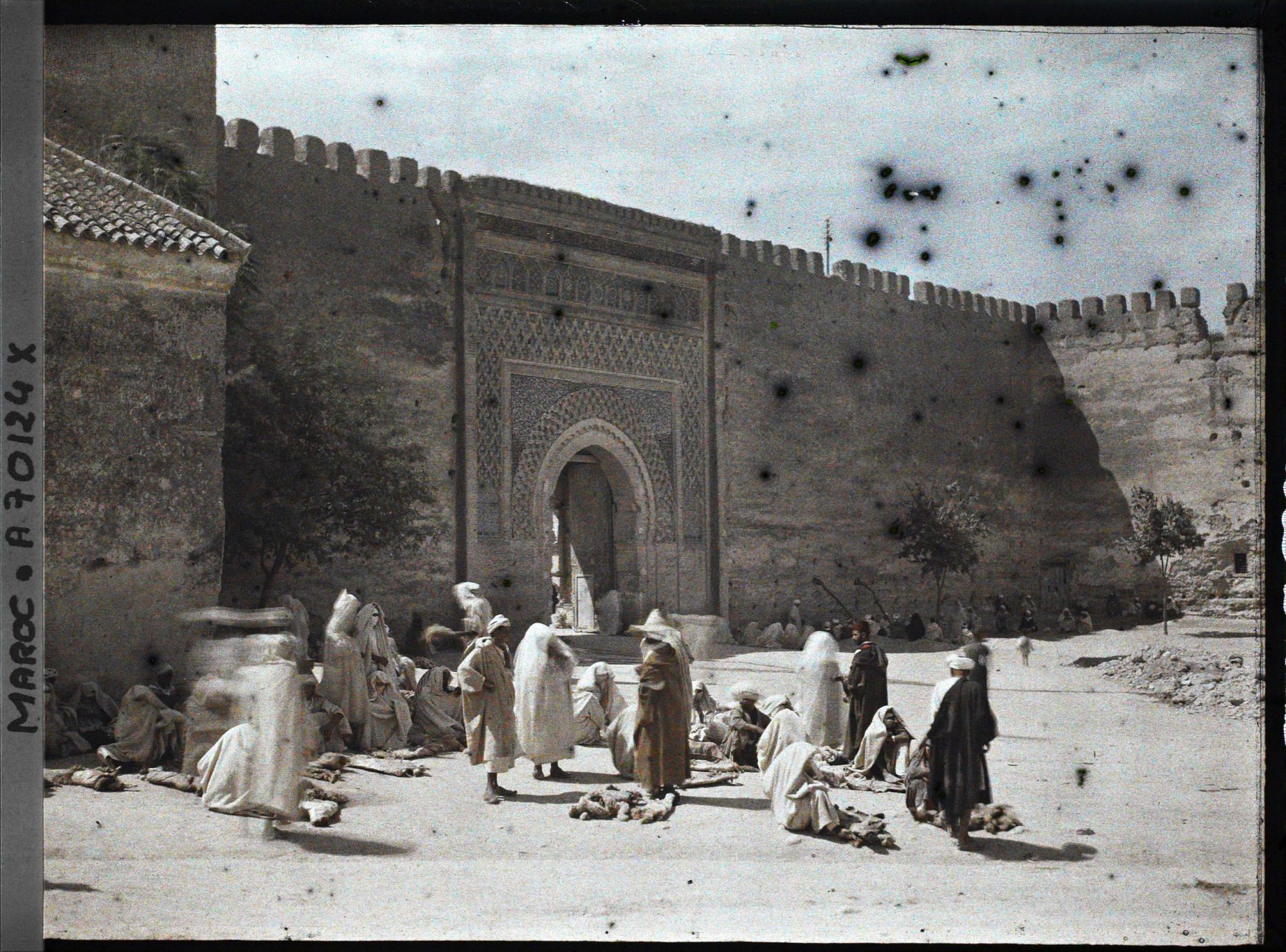 Image représentant Le marché aux peaux de moutons près de la porte bâb Jemâa en-Nouar (" porte de la mosquée des Fleurs ")