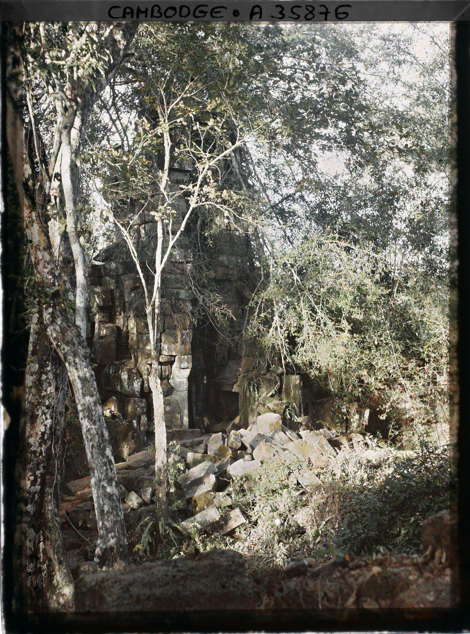 Image représentant Une porte environnée de décombres