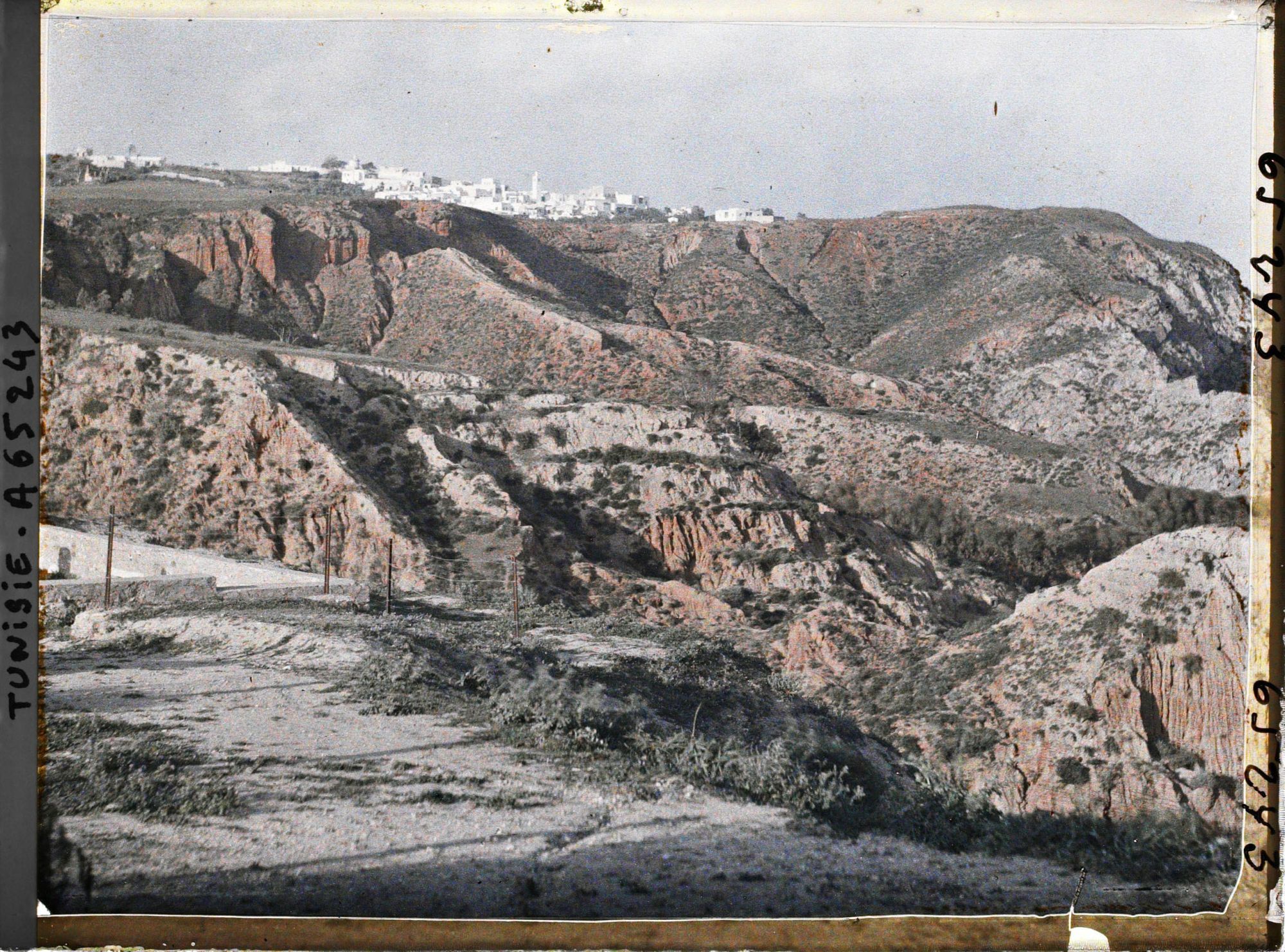 Image représentant Le village vu depuis le bas des falaises
