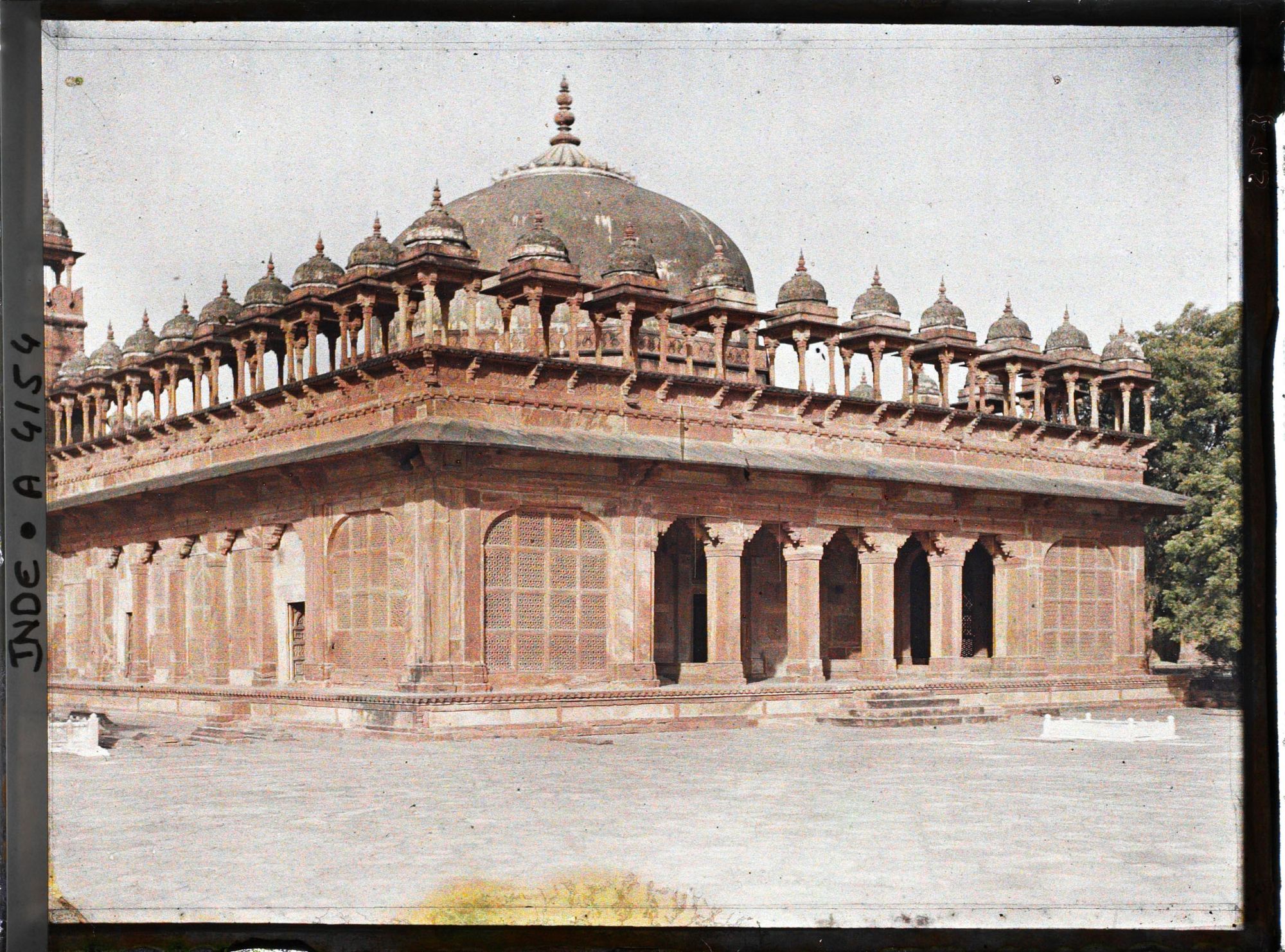 Image représentant Tombeau de Haji Husain dans la cour de Jama Masjid ou Grande Mosquée