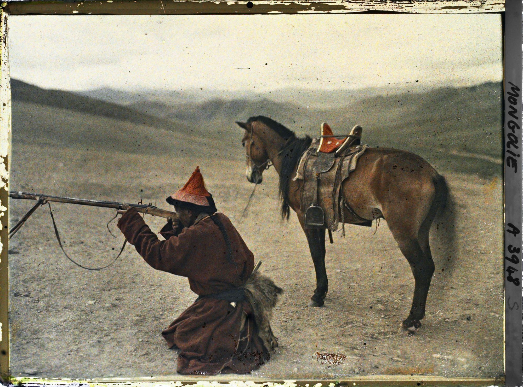 Image représentant Chasseur mongol descendu de cheval faisant une démonstration du maniement du fusil à pierre