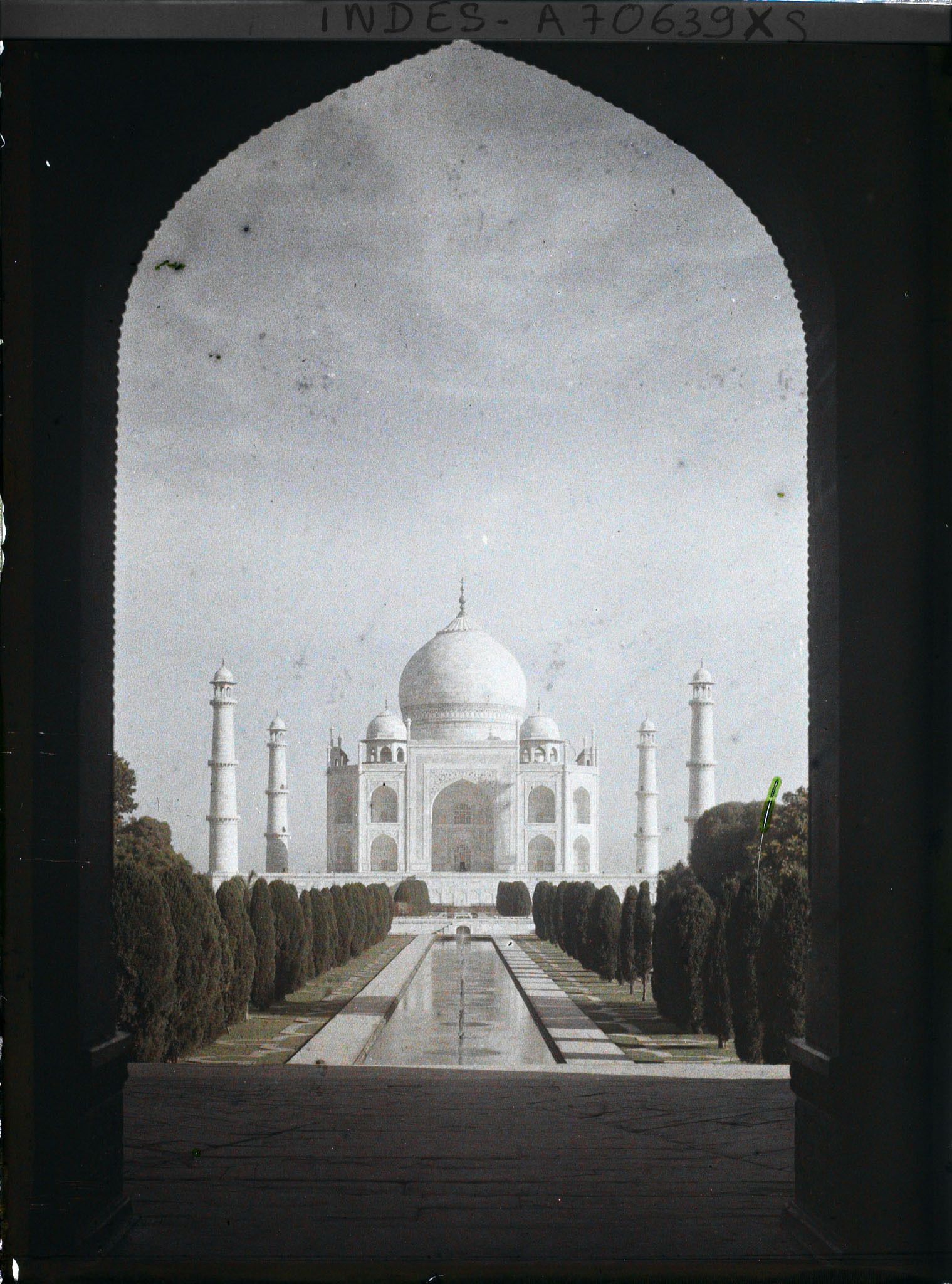 Image représentant Le grand canal axial et le mausolée vus de la porte monumentale de l'enceinte du Taj Mahal