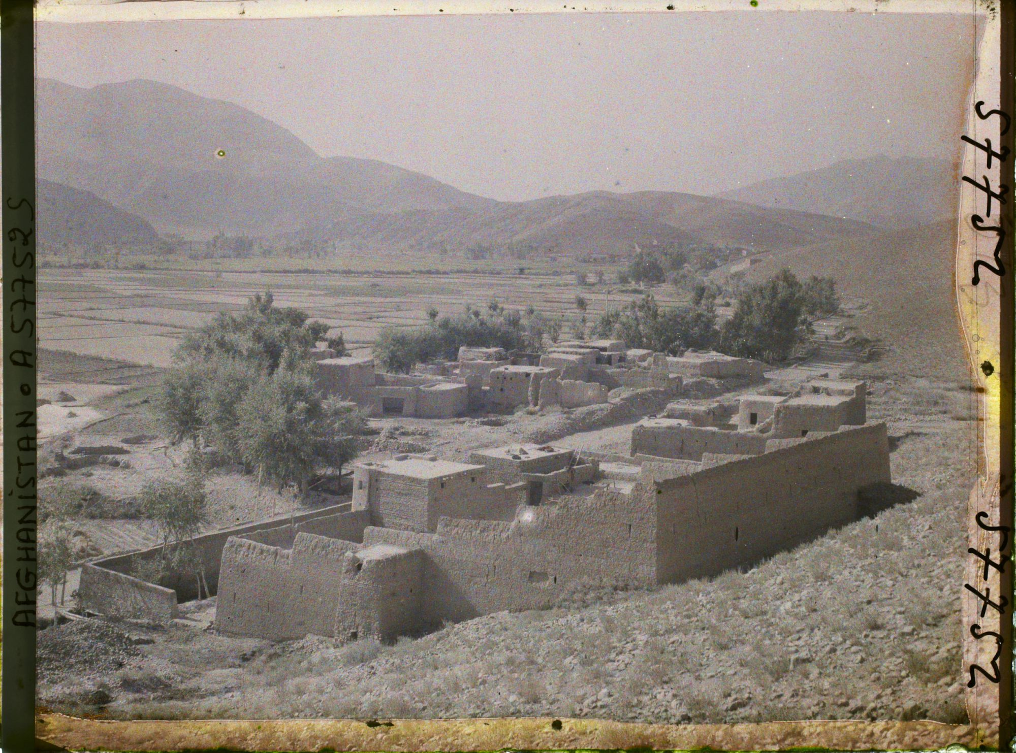 Image représentant Sur le fleuve Logar, au sud-ouest de Kaboul, vue sur le village