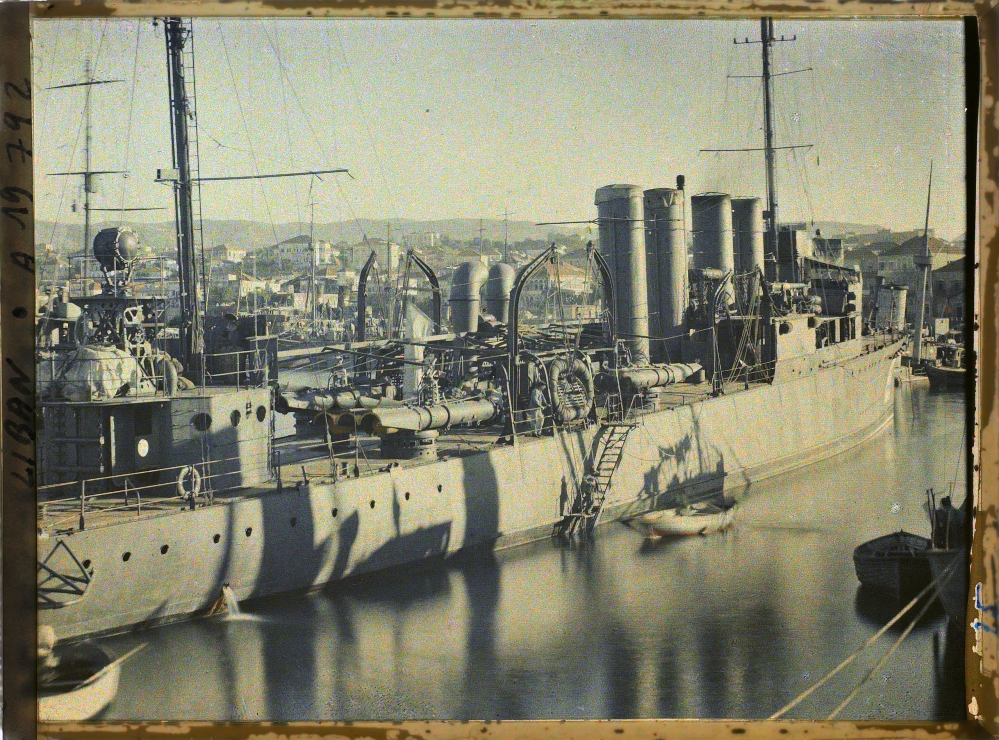 Image représentant Le contre-torpilleur Eole "des FVA" dans le port