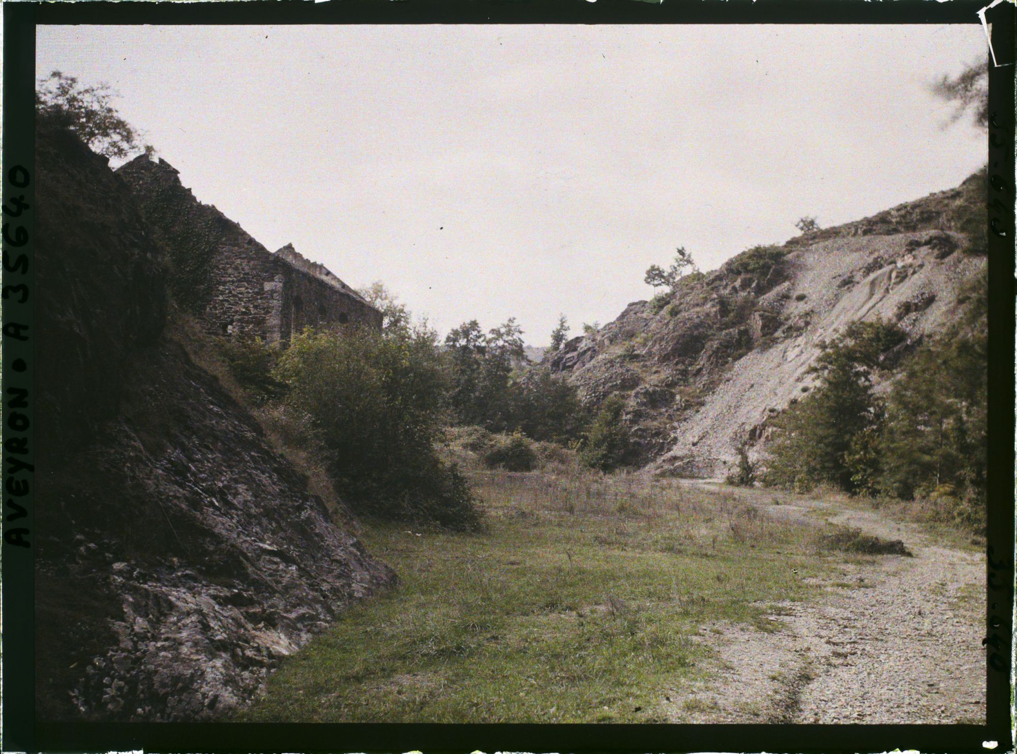 Image représentant Le débouché du ravin de la Doulouse vers la route de Villefranche de Rouergue