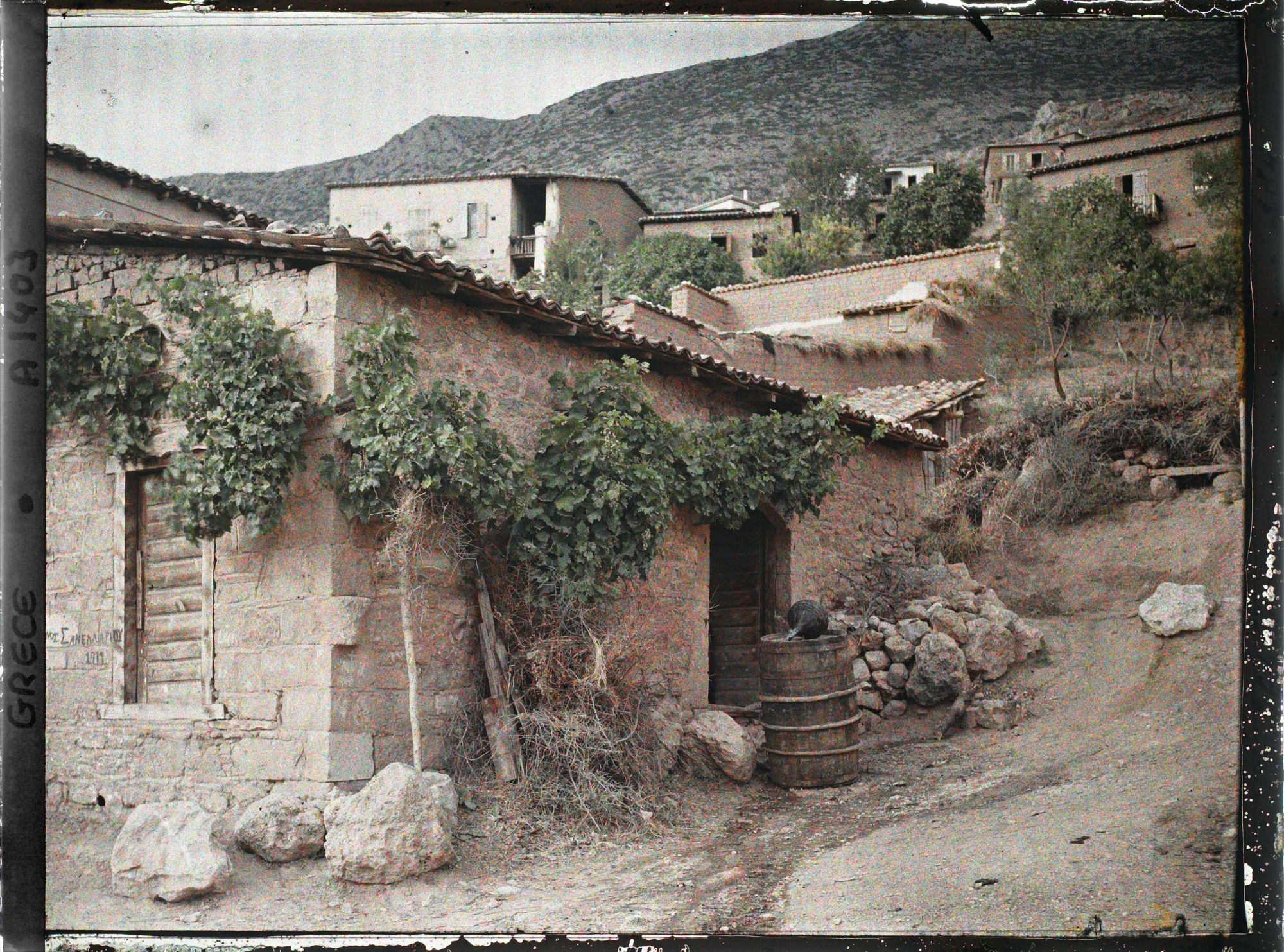 Image représentant Une maison ornée de vignes du village de Kastri, reconstruit en 1892