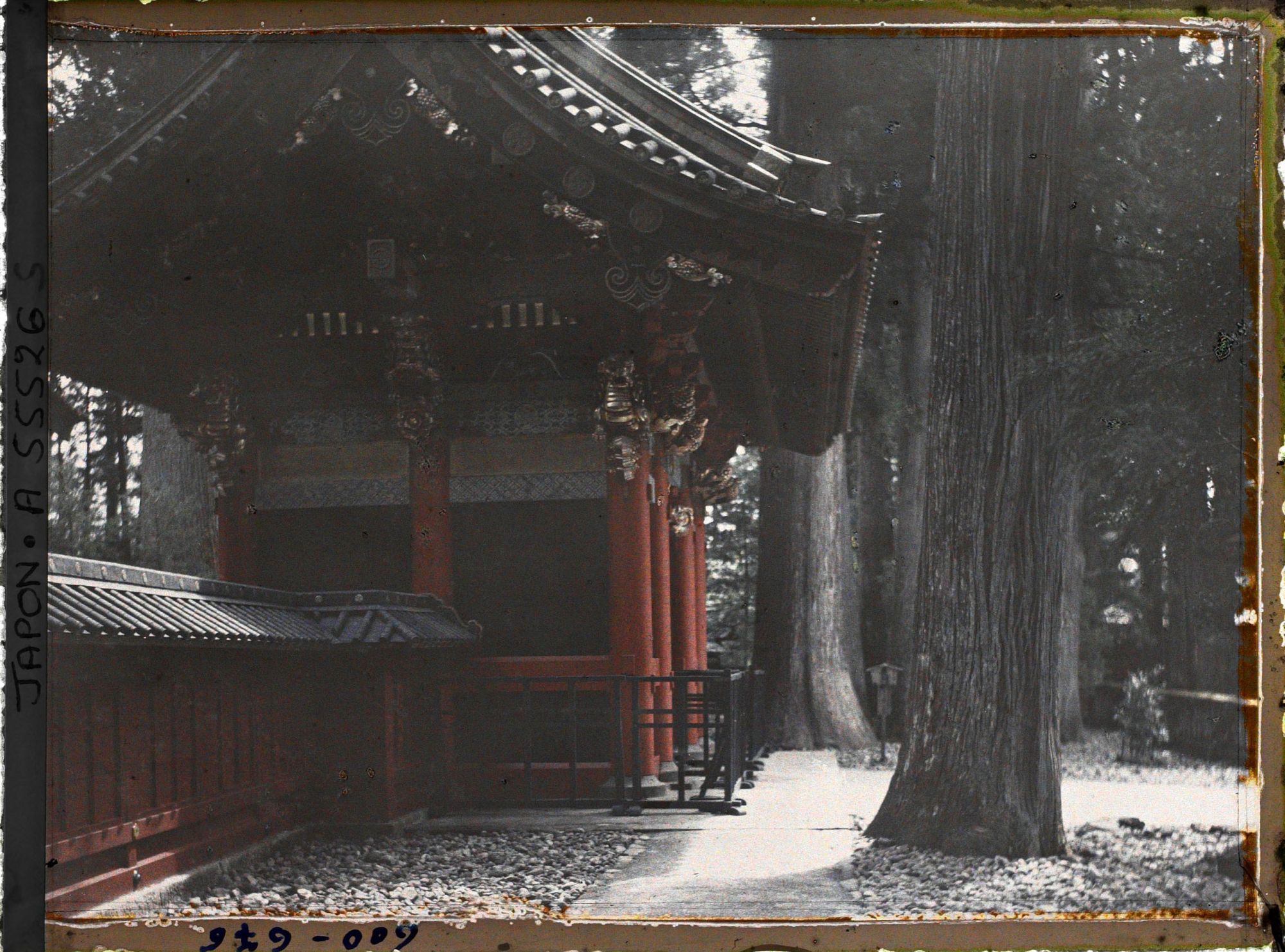 Image représentant Entrée du sanctuaire Tôshôgû : Porte Omote-mon (ou Niômon) vue de profil