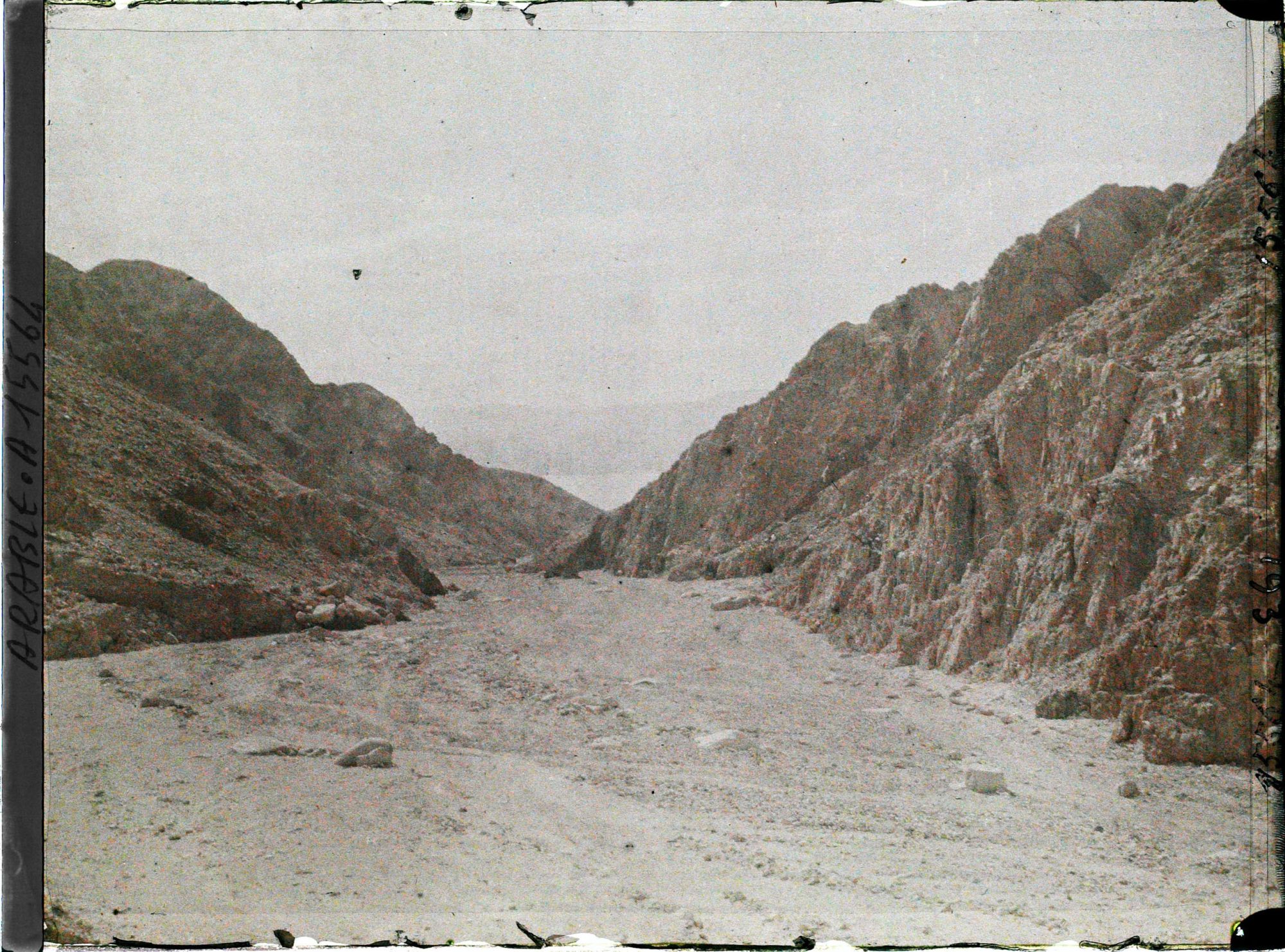 Image représentant Le Wadi Ithm et au fond le golfe d'Aqaba