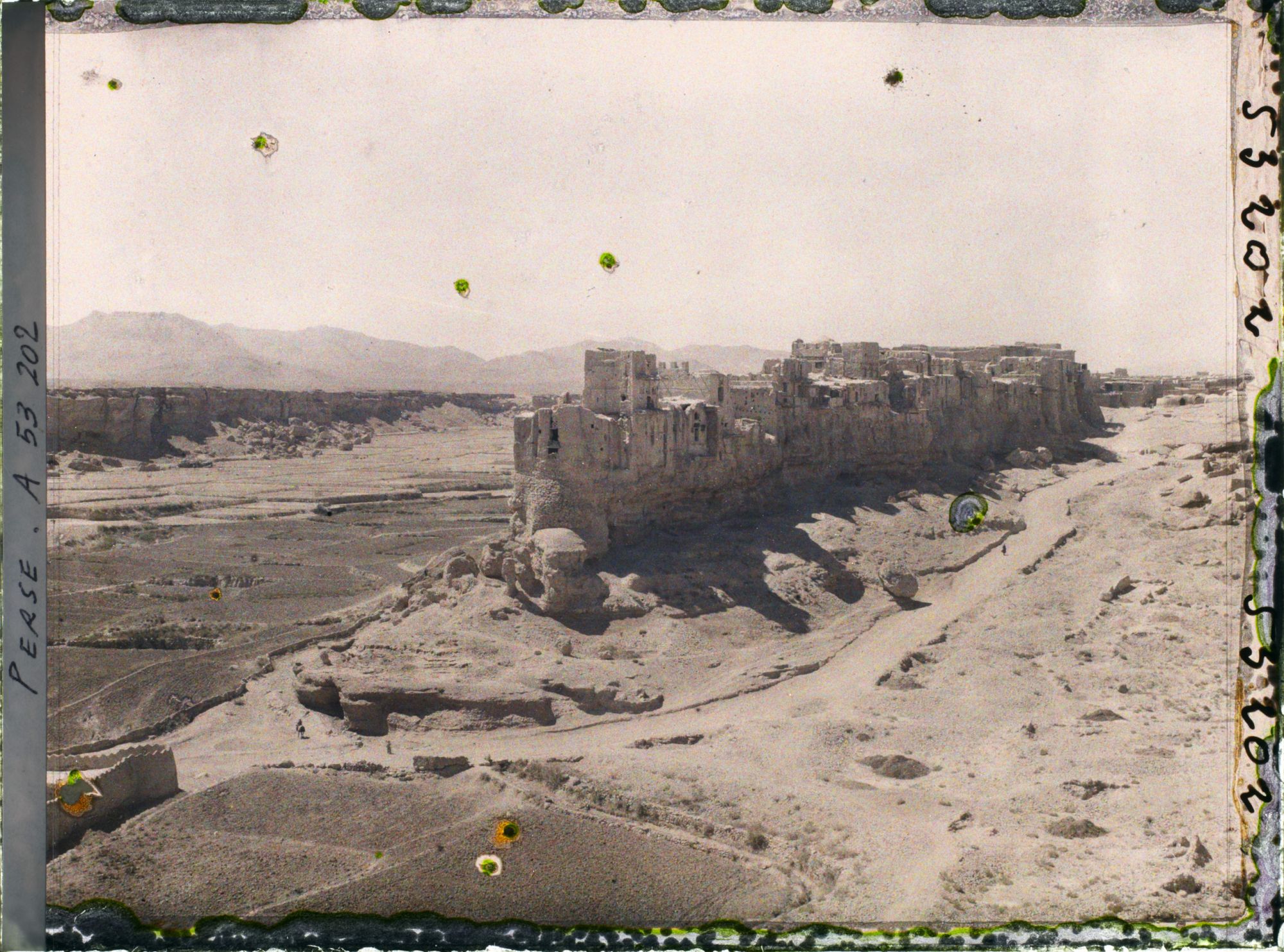 Image représentant Le complexe (ou château ?) d'Izadkhast au sommet d'une haute falaise (époque sassanide : III-VIIe siècles)