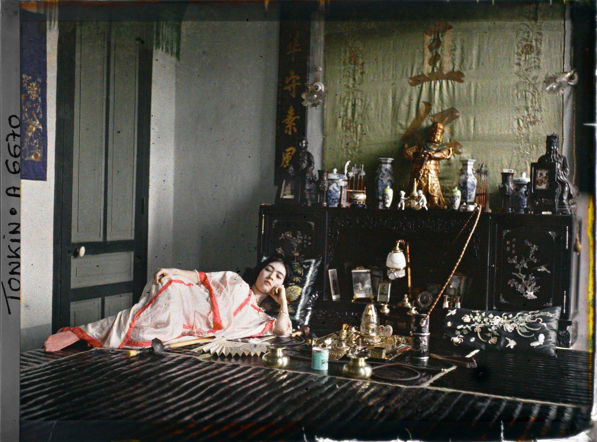 Image représentant Une fumeuse d'opium de classe aisée